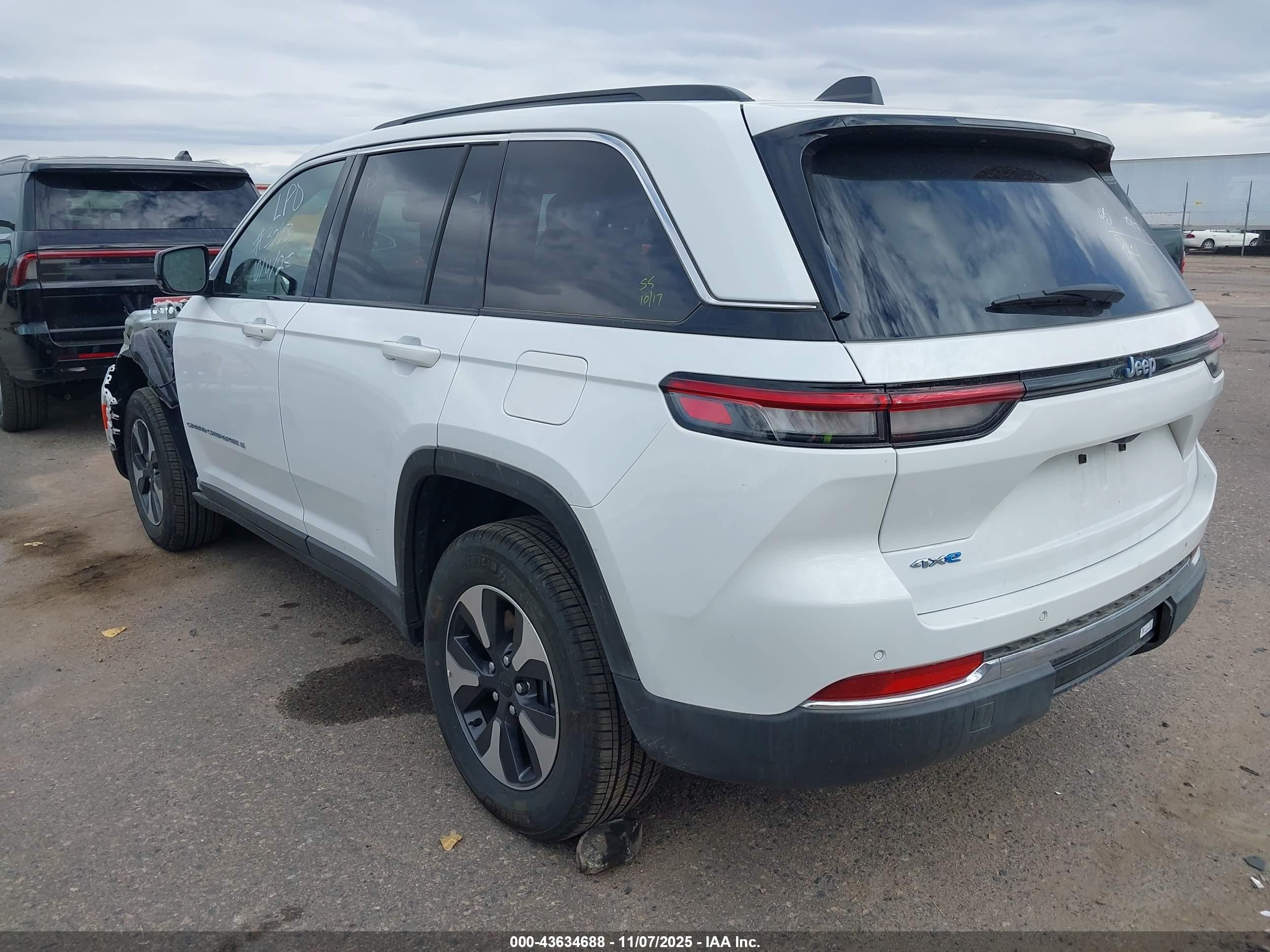 2025 Jeep Grand Cherokee 4xe   Белый vin: 1C4RJYB60S8693063