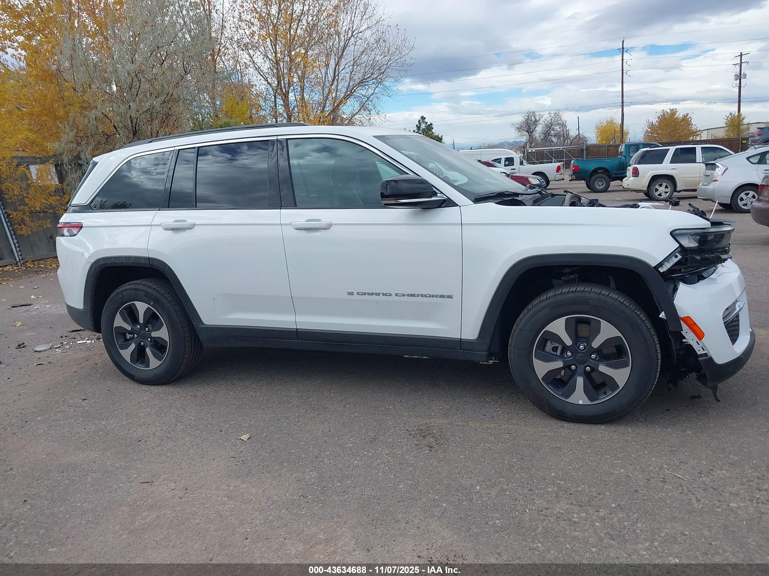 2025 Jeep Grand Cherokee 4xe   Белый vin: 1C4RJYB60S8693063