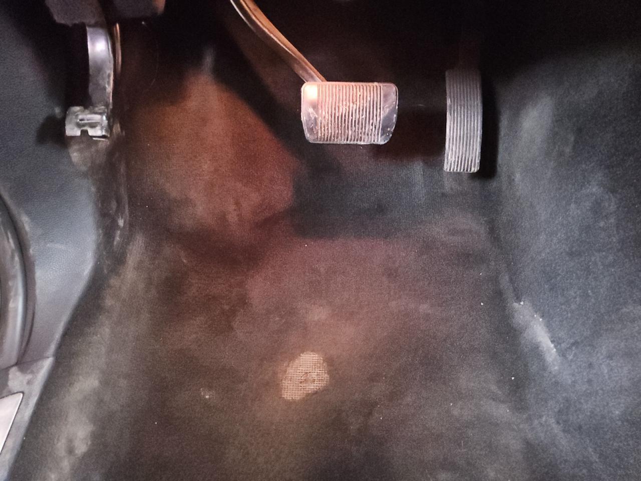 2015 Dodge Durango Citadel Silver vin: 1C4SDJET0FC861093 Damage: Left Front Carpet, Worn, Acceptable