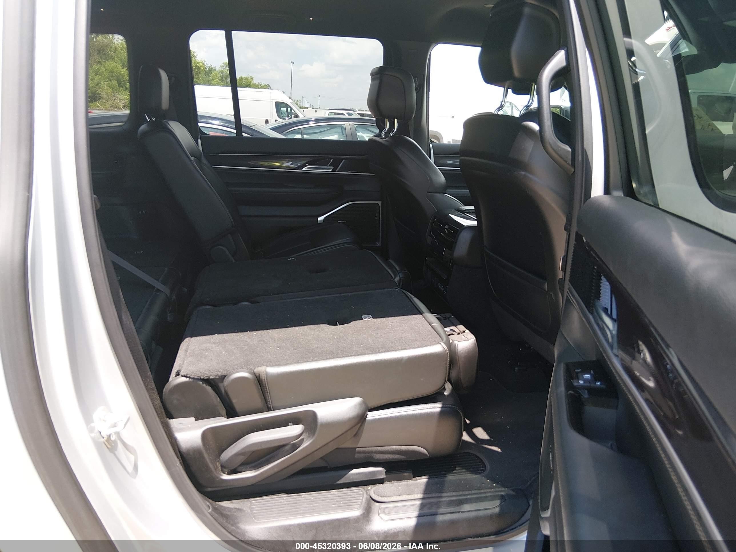 2024 Jeep Wagoneer L Series I 4x4 Silver vin: 1C4SJSAP7RS111594