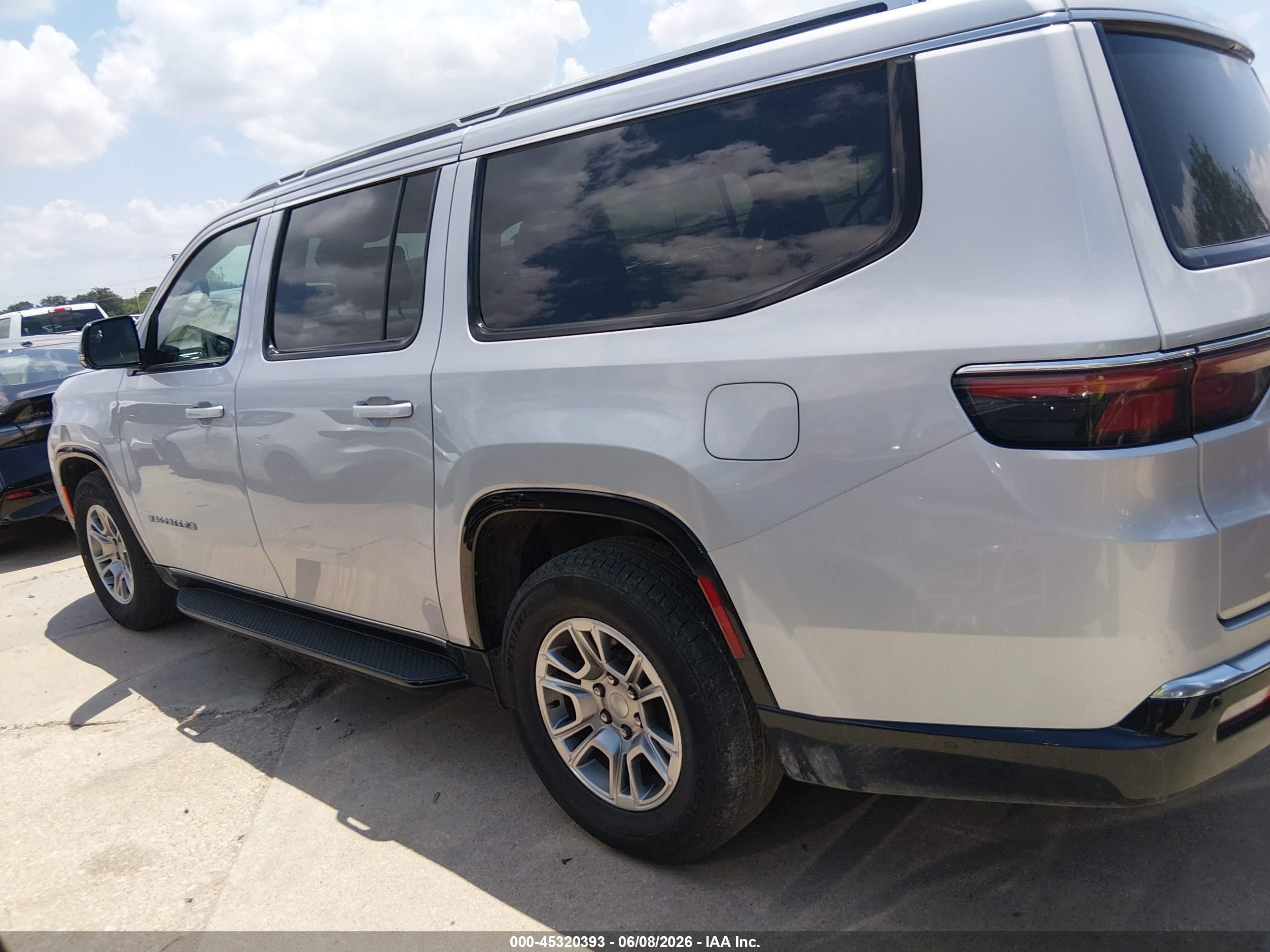 2024 Jeep Wagoneer L Series I 4x4 Silver vin: 1C4SJSAP7RS111594