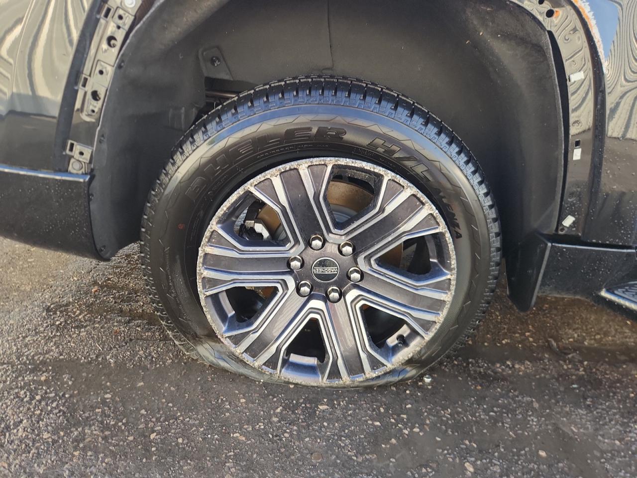 2025 Jeep Wagoneer L Series Ii Black vin: 1C4SJSBP1SS538158 Damage: Right Rear Wheel, Curb Rash, > 12 Inches