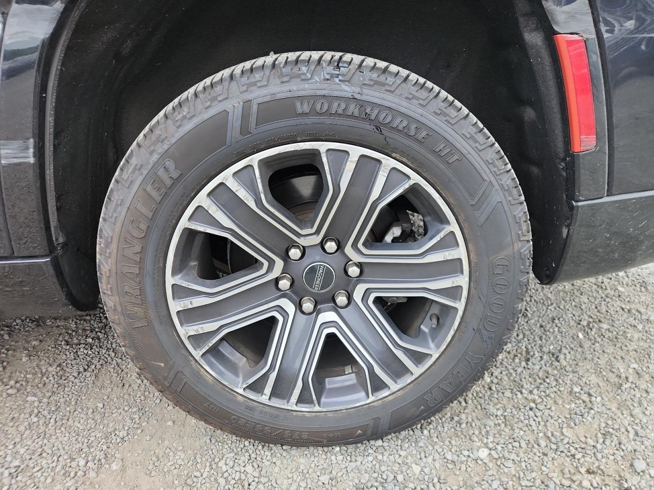 2025 Jeep Wagoneer Series Ii Black vin: 1C4SJUBP2SS520070 Damage: Left Rear Wheel, Curb Rash, > 12 Inches