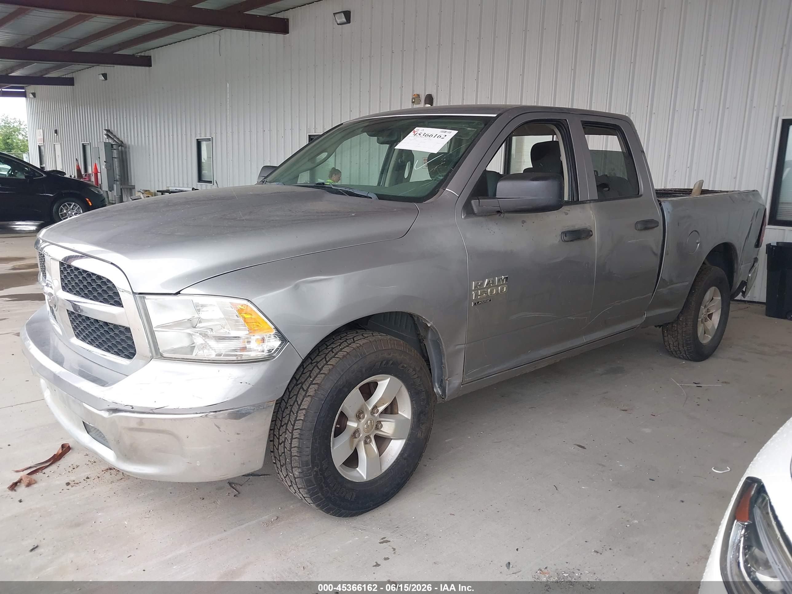 2019 Ram 1500 Classic Tradesman  4x2 6'4 Box Серебряный vin: 1C6RR6FG1KS685872