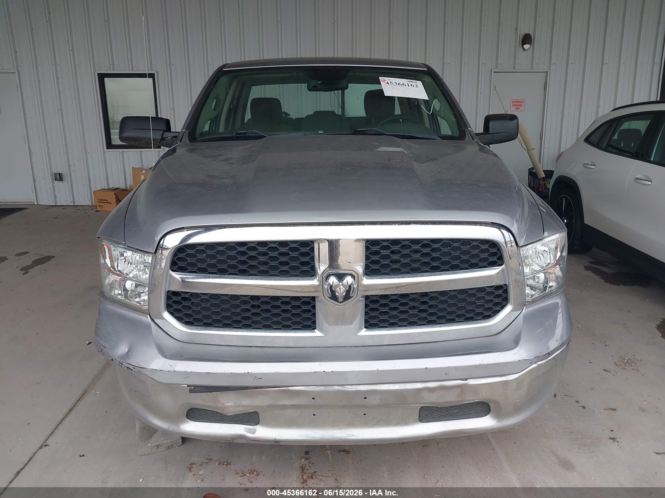 2019 Ram 1500 Classic Tradesman  4x2 6'4 Box Серебряный vin: 1C6RR6FG1KS685872