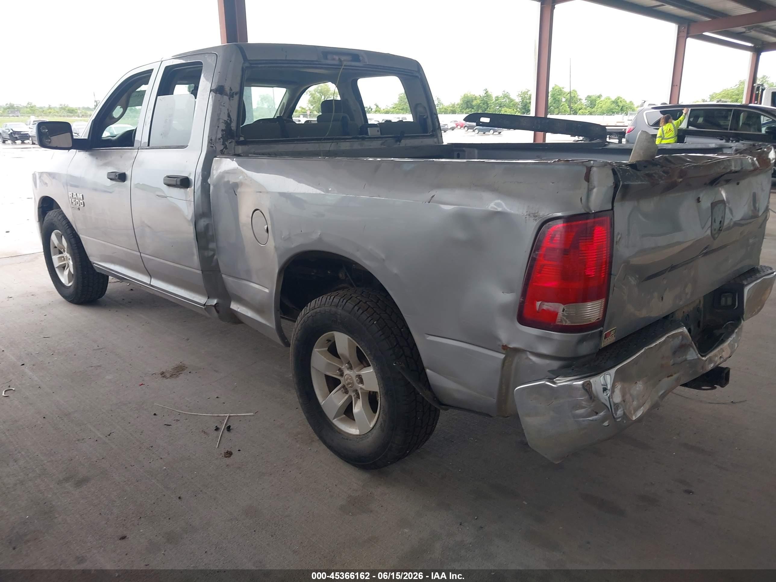 2019 Ram 1500 Classic Tradesman  4x2 6'4 Box Серебряный vin: 1C6RR6FG1KS685872