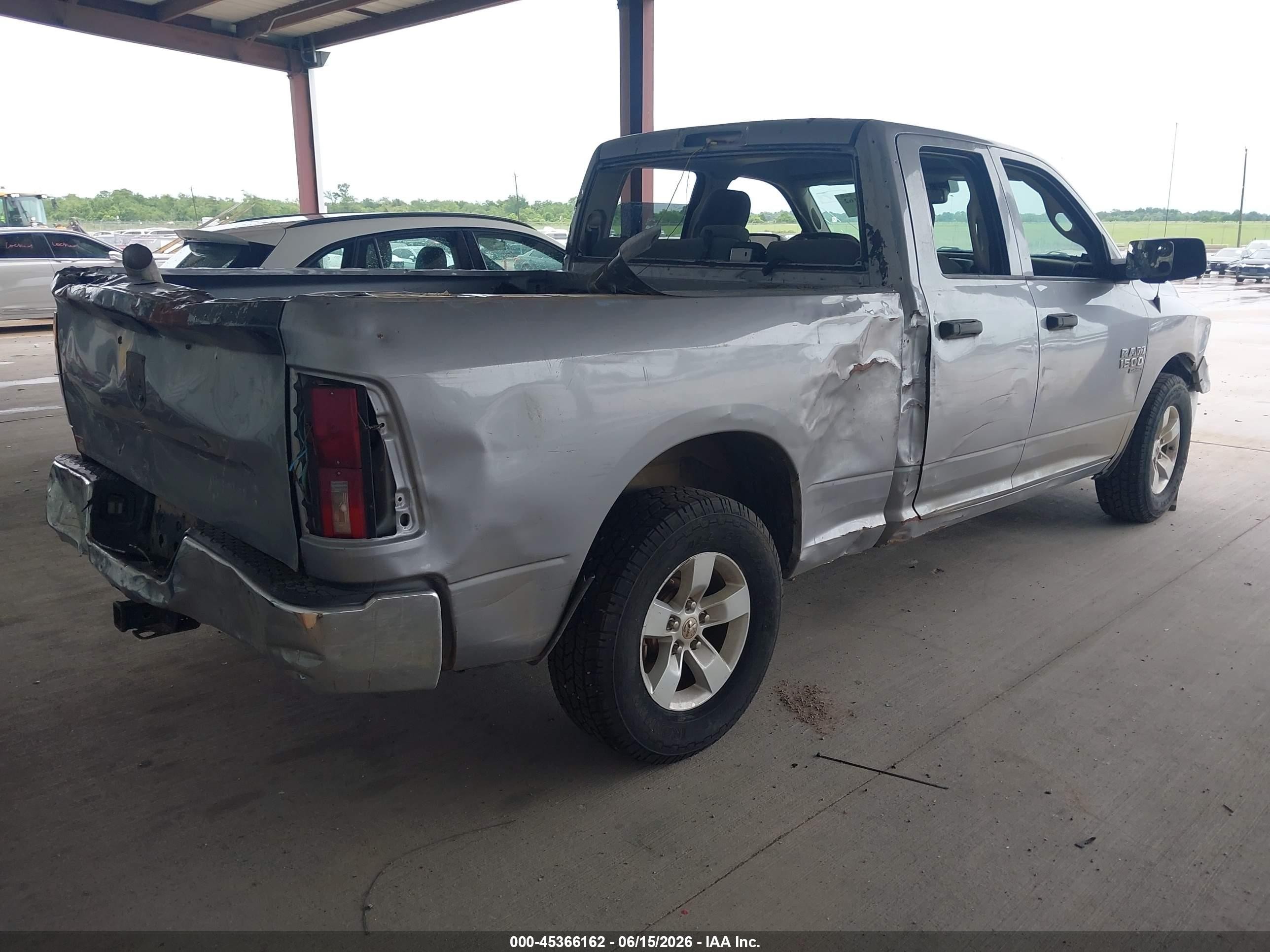 2019 Ram 1500 Classic Tradesman  4x2 6'4 Box Серебряный vin: 1C6RR6FG1KS685872