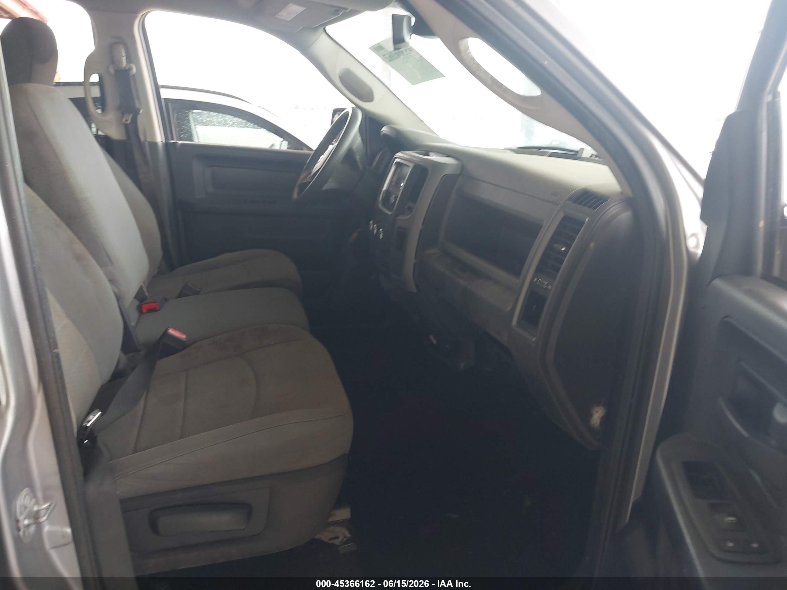 2019 Ram 1500 Classic Tradesman  4x2 6'4 Box Серебряный vin: 1C6RR6FG1KS685872