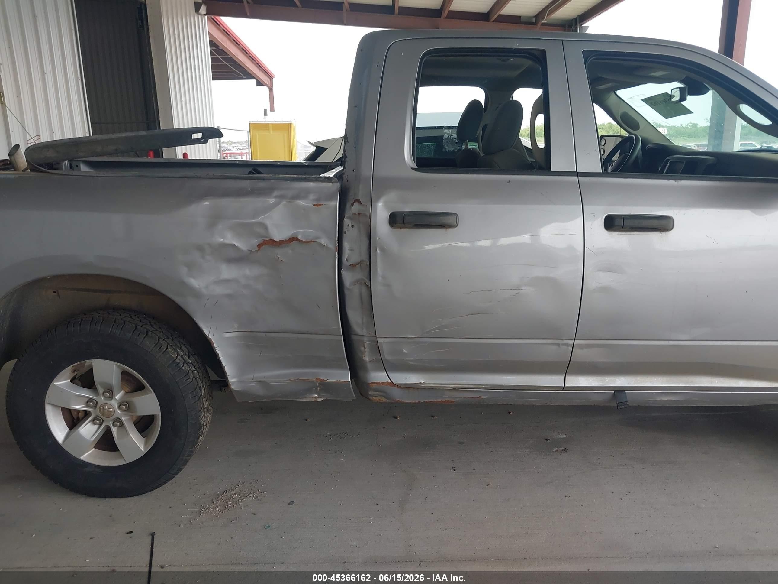2019 Ram 1500 Classic Tradesman  4x2 6'4 Box Серебряный vin: 1C6RR6FG1KS685872