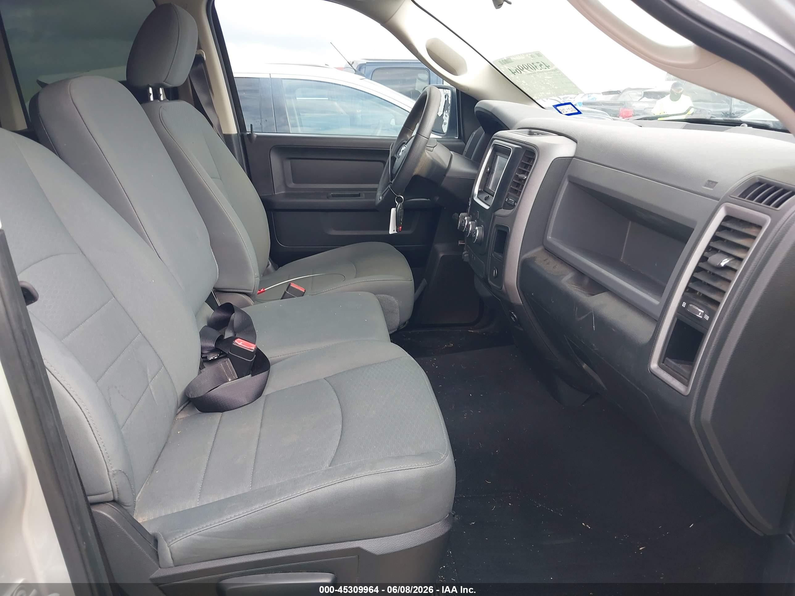 2015 Ram 1500 Express Серебряный vin: 1C6RR6FG2FS658721