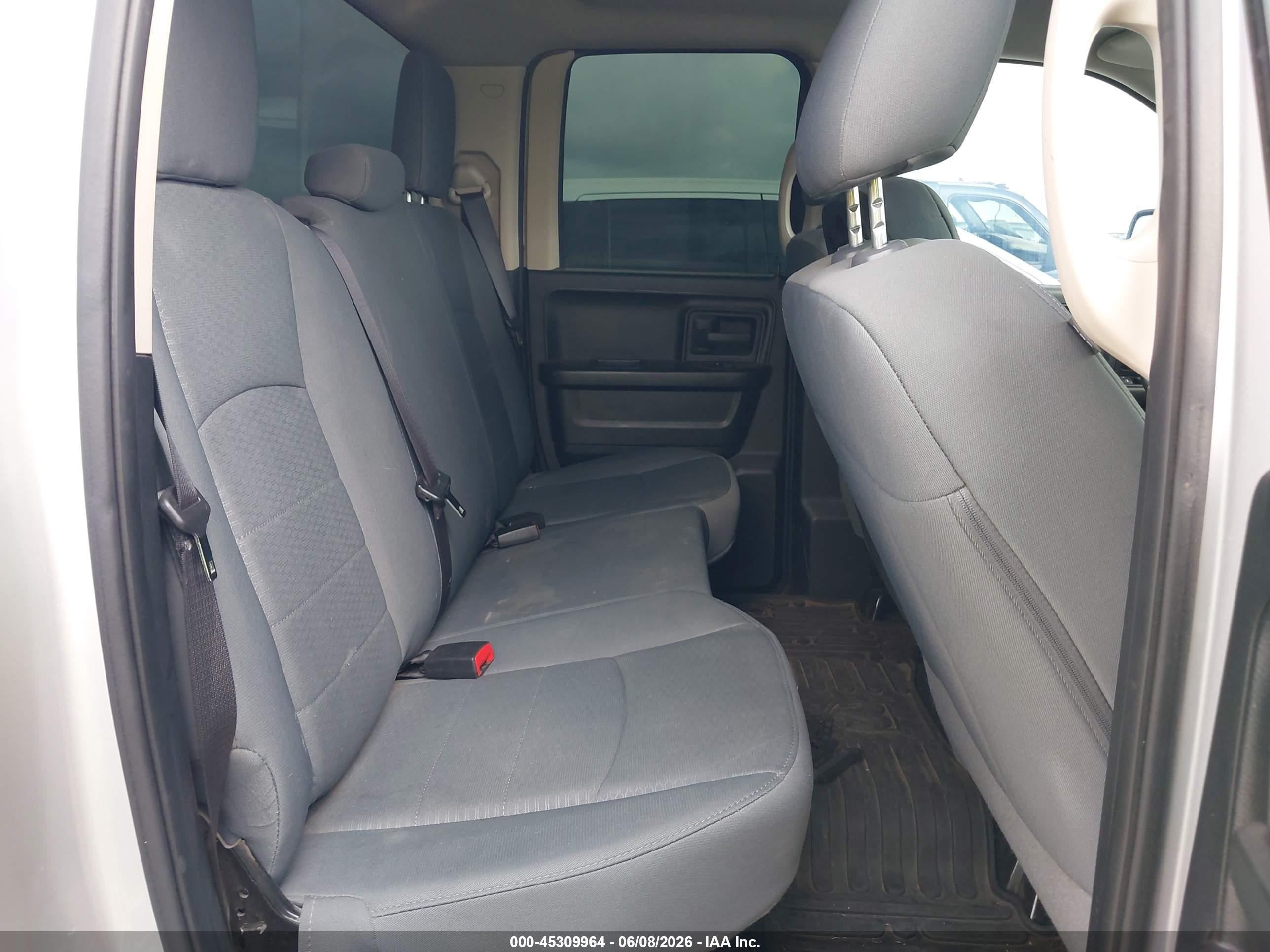 2015 Ram 1500 Express Серебряный vin: 1C6RR6FG2FS658721