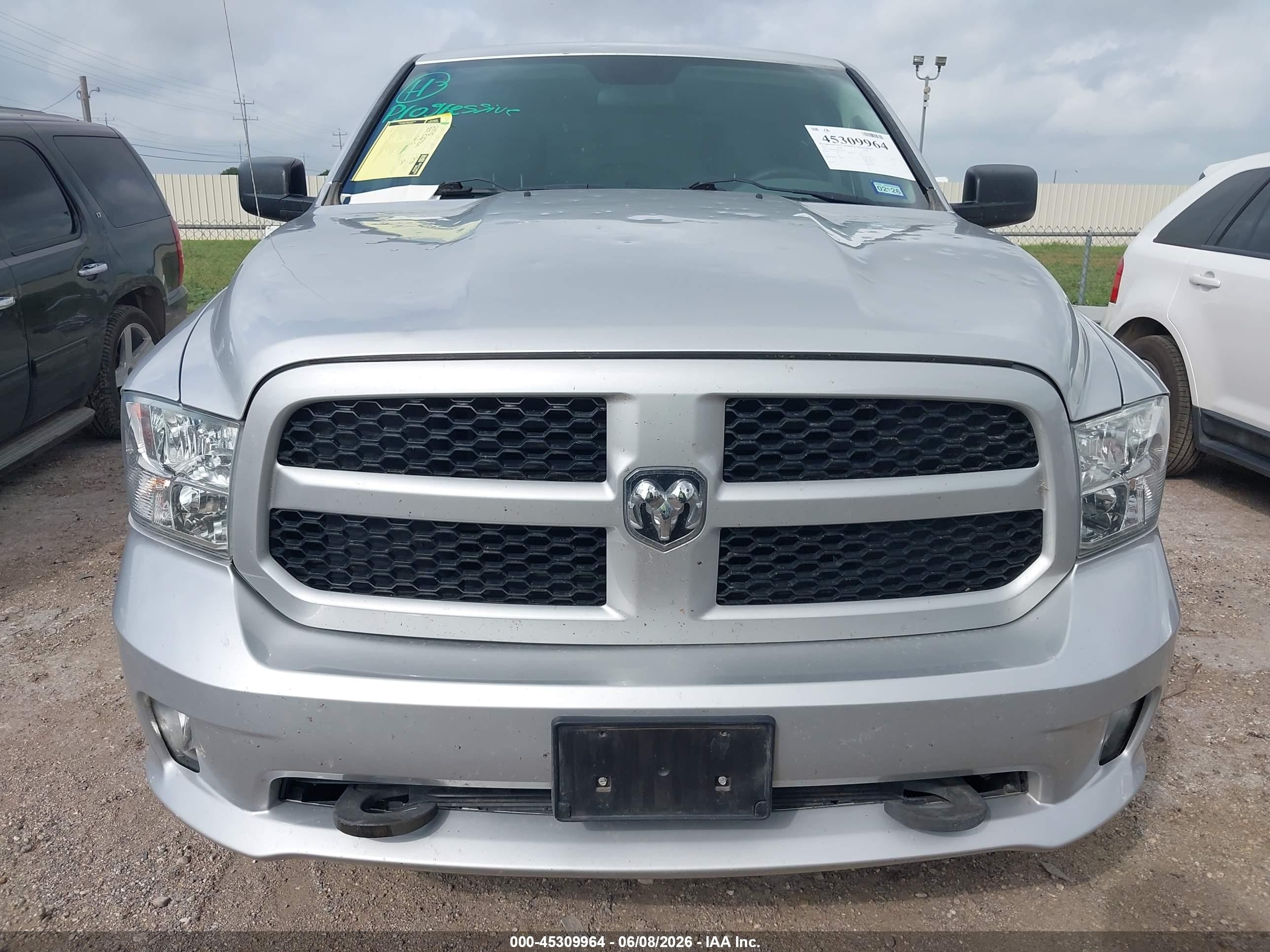 2015 Ram 1500 Express Серебряный vin: 1C6RR6FG2FS658721