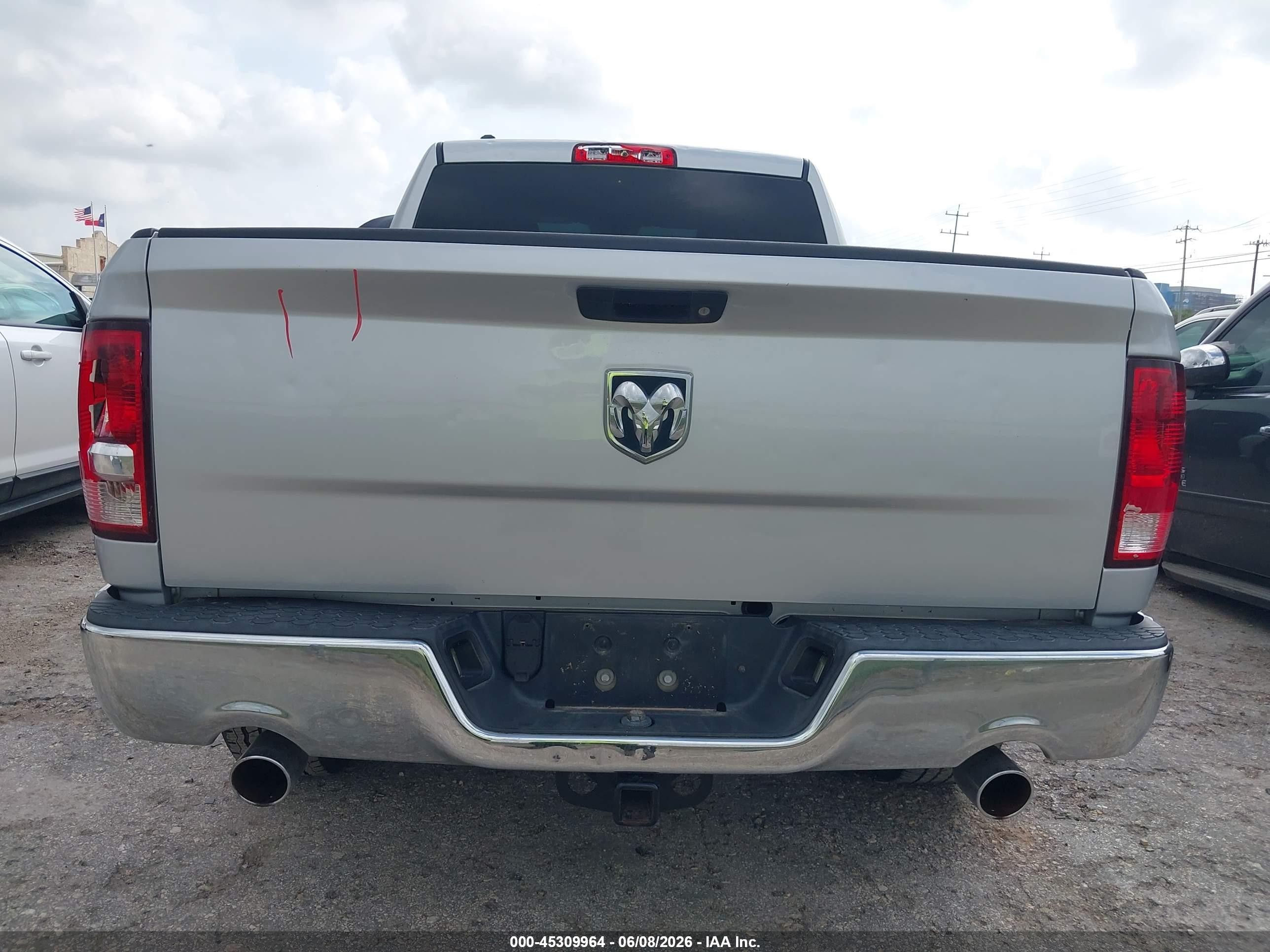 2015 Ram 1500 Express Серебряный vin: 1C6RR6FG2FS658721