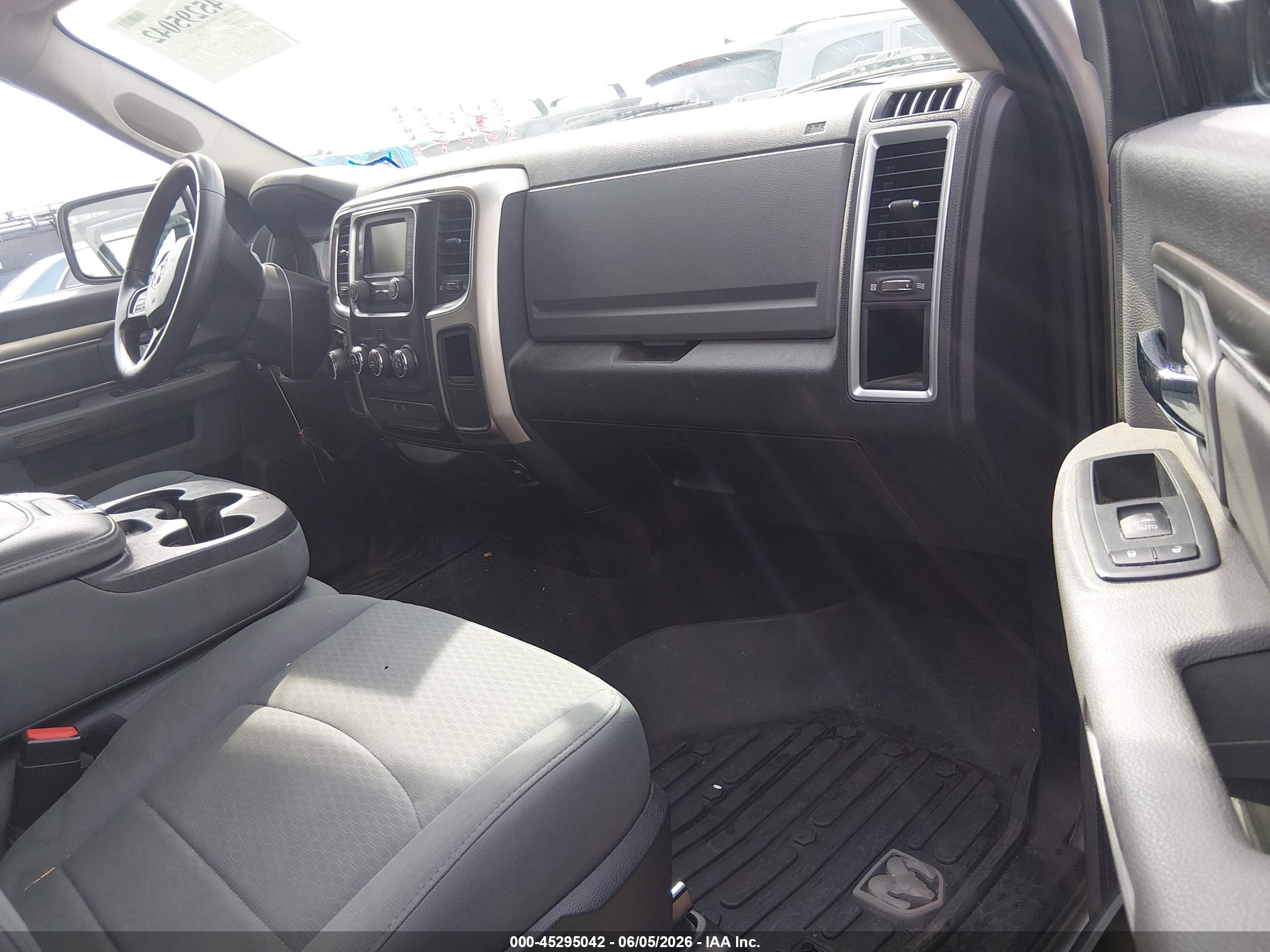 2017 Ram 1500 Slt  4x2 6'4 Box Серый vin: 1C6RR6GG8HS747131