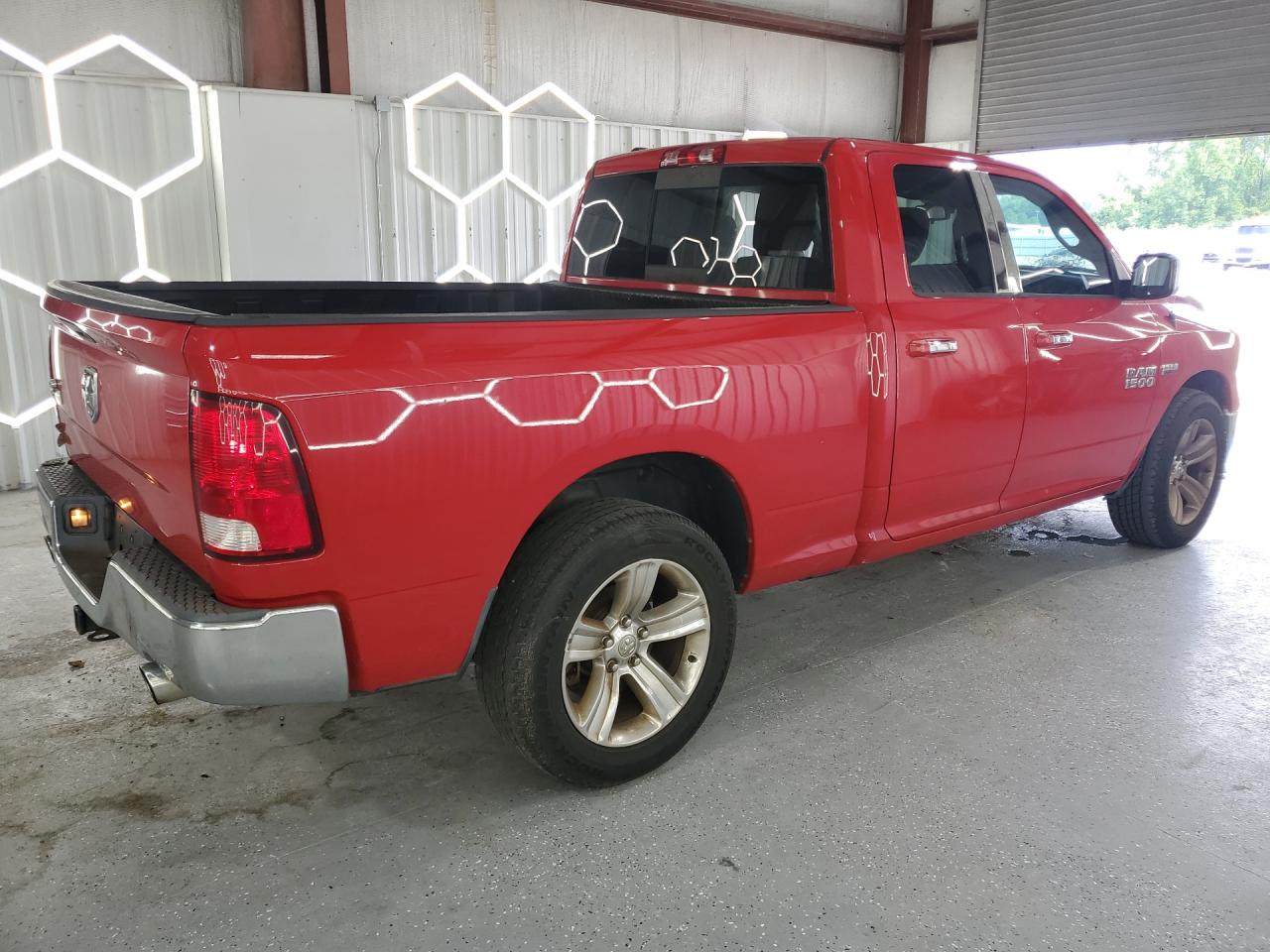 2014 Ram 1500 Slt Красный vin: 1C6RR6GT0ES278187 Damage: Right Rear Tire, Worn, Replacement Required