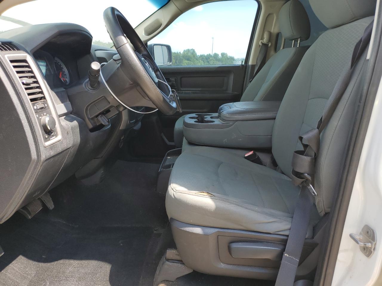 2014 Ram 1500 St Белый vin: 1C6RR6KT1ES446085 Damage: Left Front Seat Cushion, Cut, 2 To 3 Inches