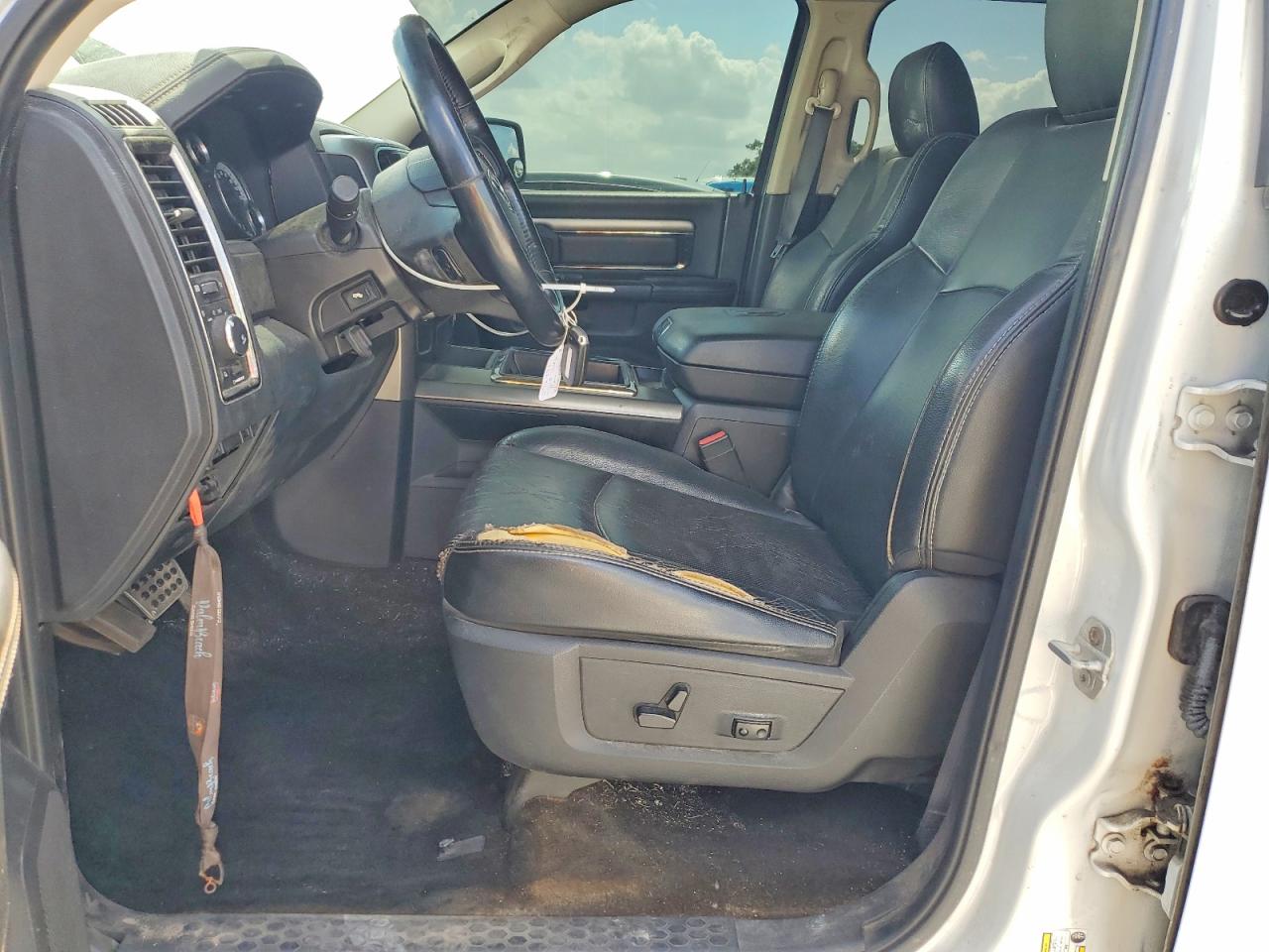 2015 Ram 1500 Sport White vin: 1C6RR6MT4FS592494