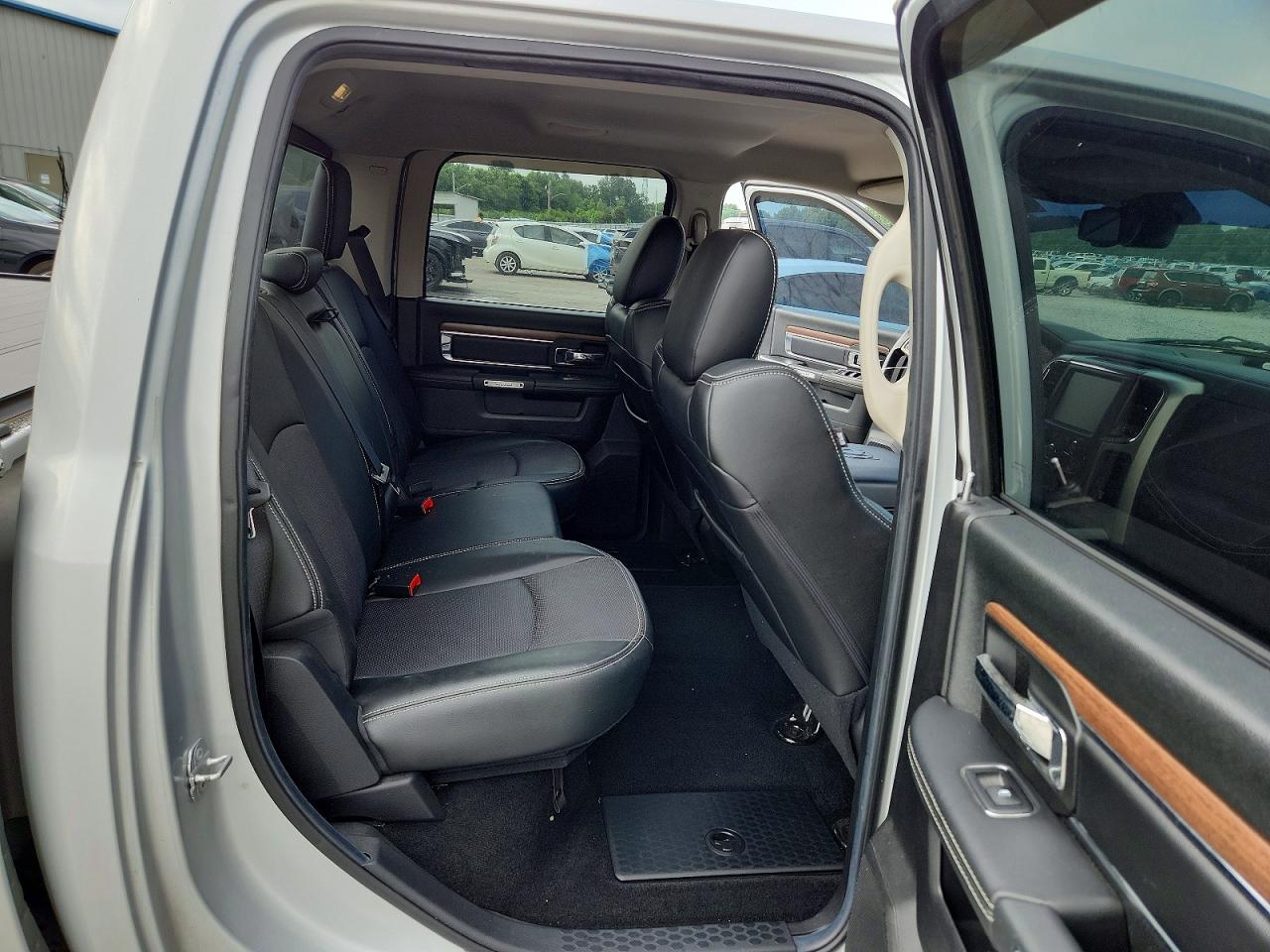 2014 Ram 1500 Laramie Серебряный vin: 1C6RR6NT5ES307007