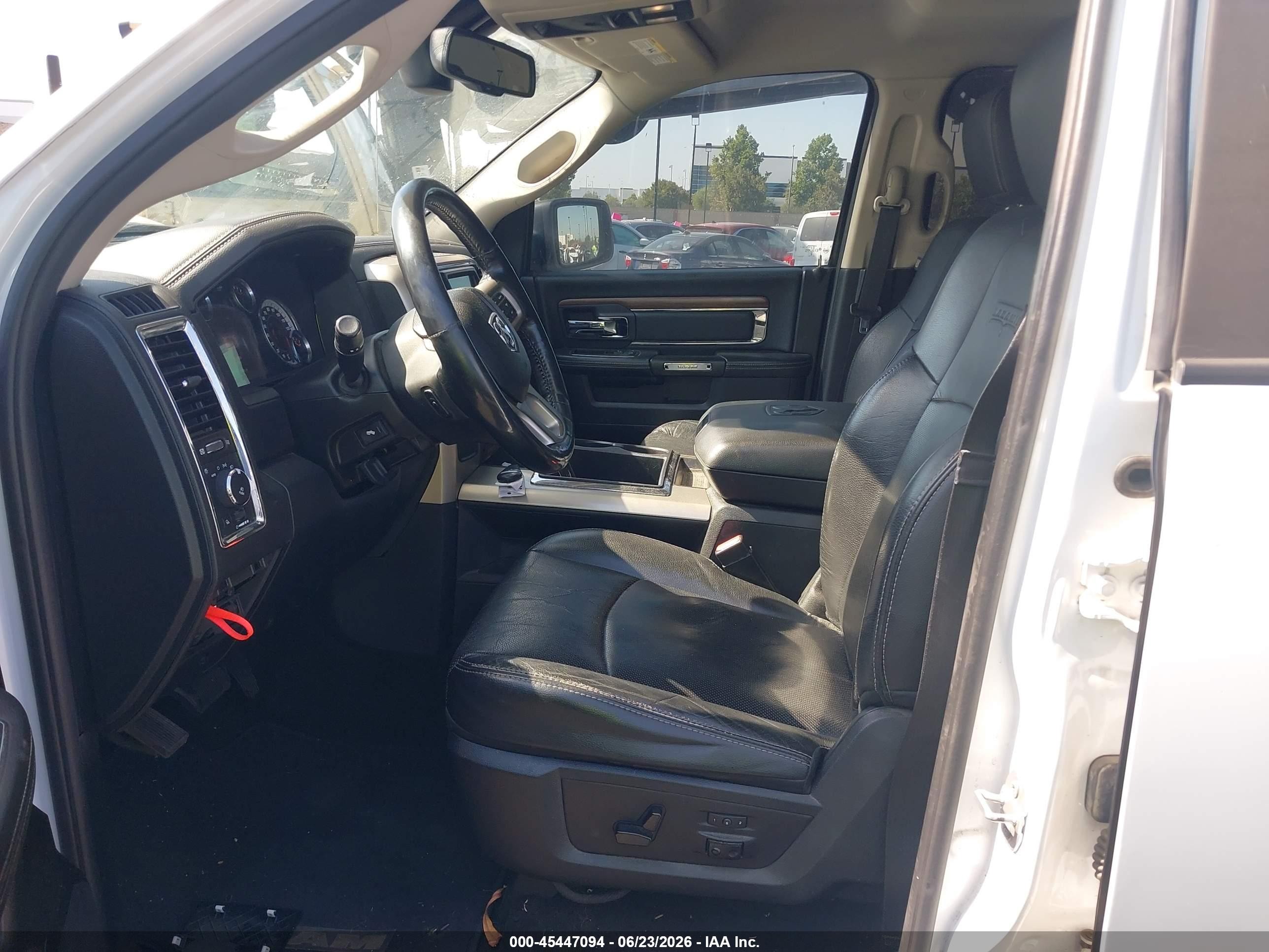 2015 Ram 1500 Laramie White vin: 1C6RR6NT6FS591524