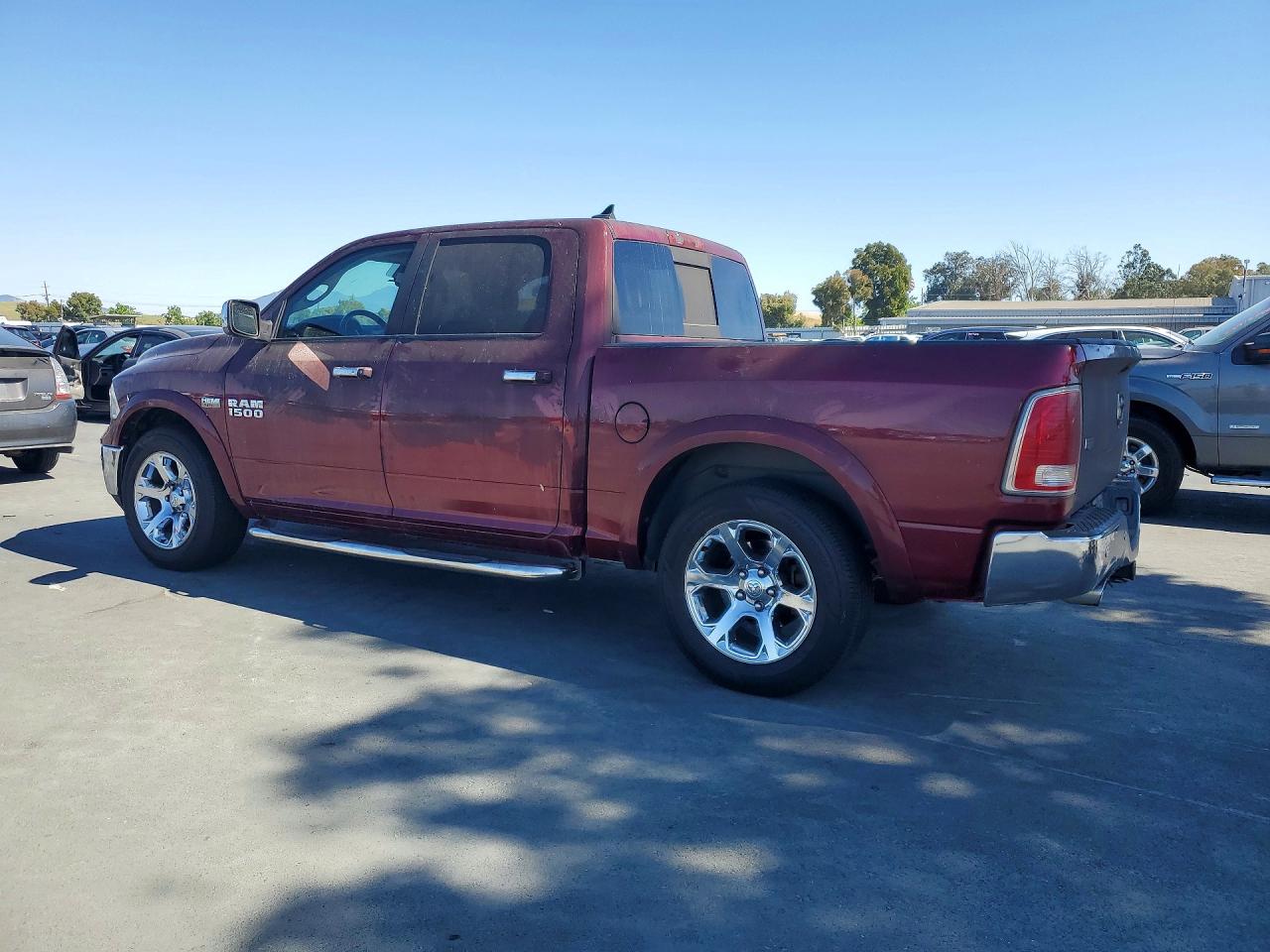2018 Ram 1500 Laramie Burgundy vin: 1C6RR6NT7JS188550