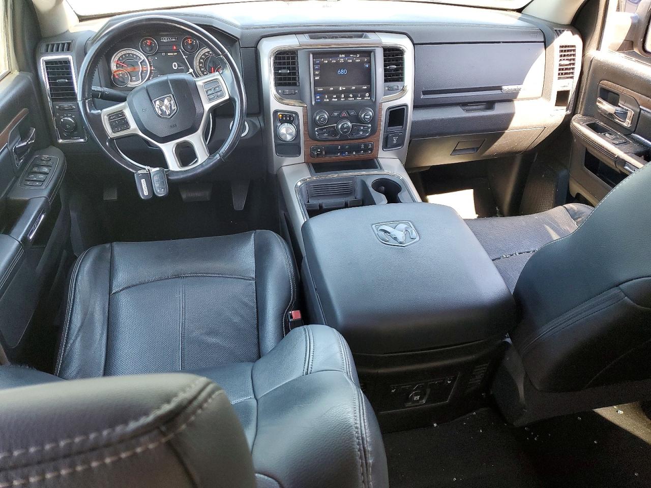 2018 Ram 1500 Laramie Burgundy vin: 1C6RR6NT7JS188550