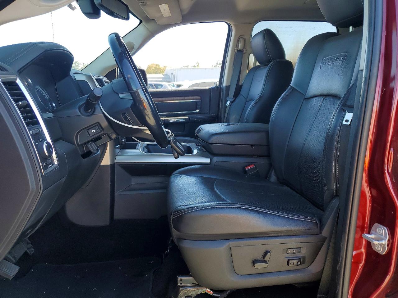 2018 Ram 1500 Laramie Burgundy vin: 1C6RR6NT7JS188550