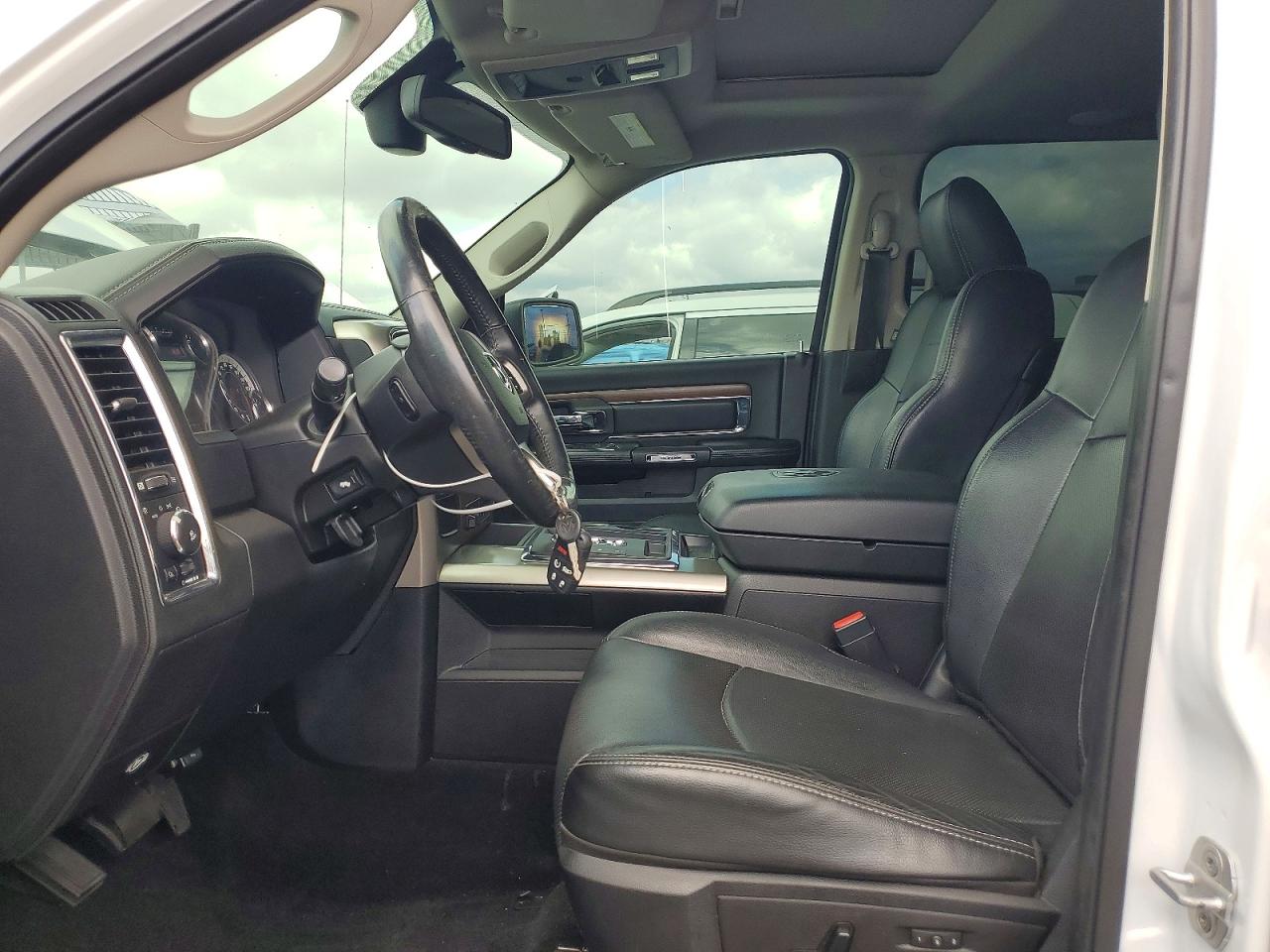 2013 Ram 1500 Laramie White vin: 1C6RR6NT9DS628210