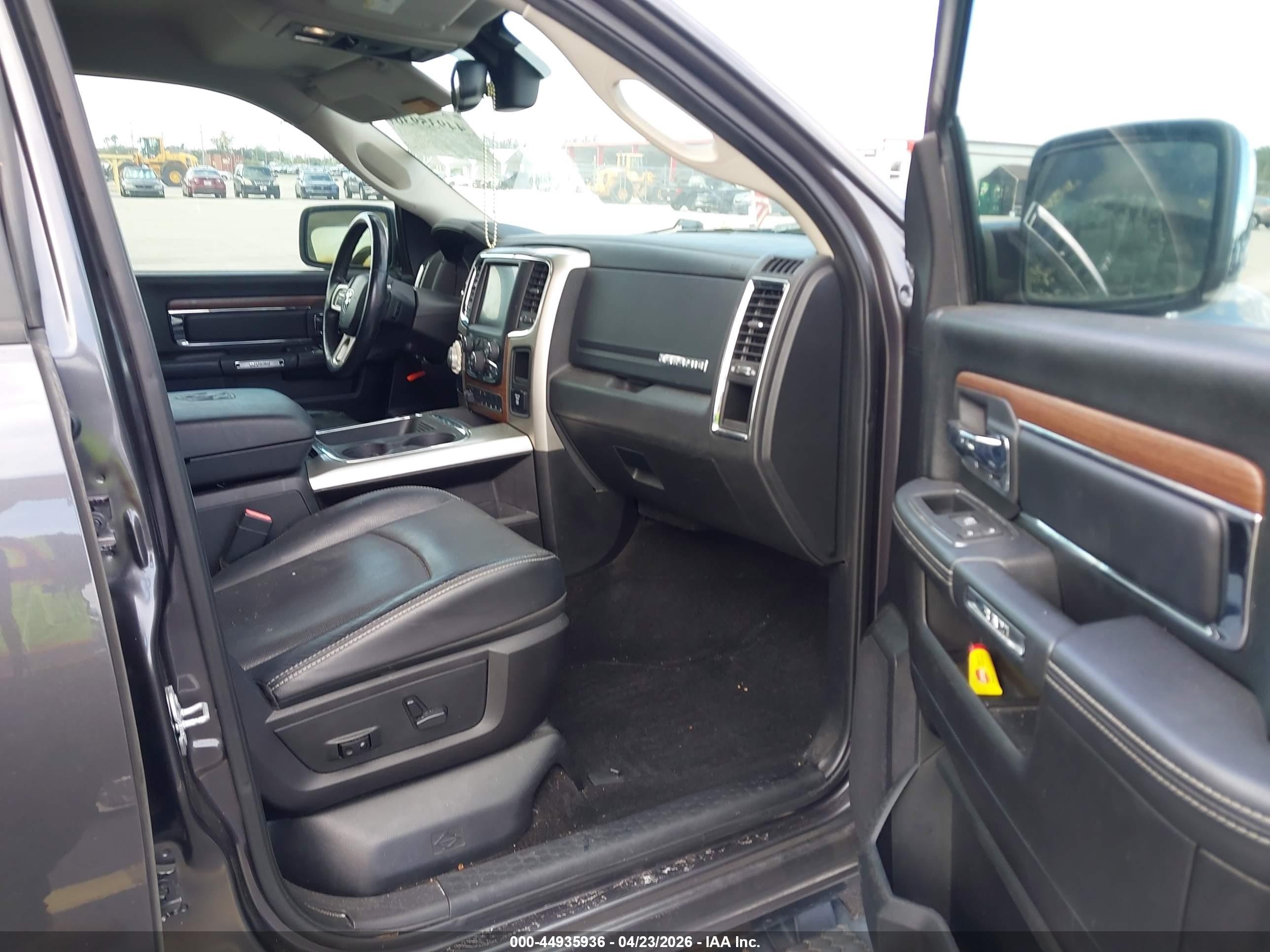 2015 Ram 1500 Laramie Gray vin: 1C6RR6NT9FS770494