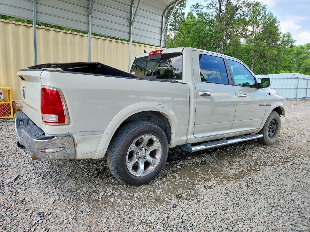 2016 Ram 1500 Laramie White vin: 1C6RR6NTXGS269633