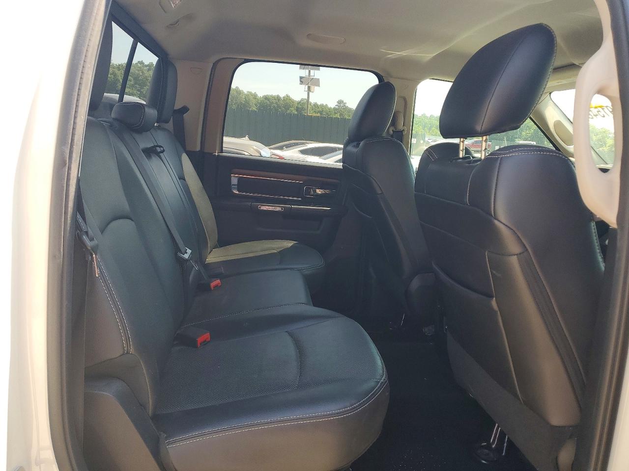2016 Ram 1500 Laramie White vin: 1C6RR6NTXGS269633
