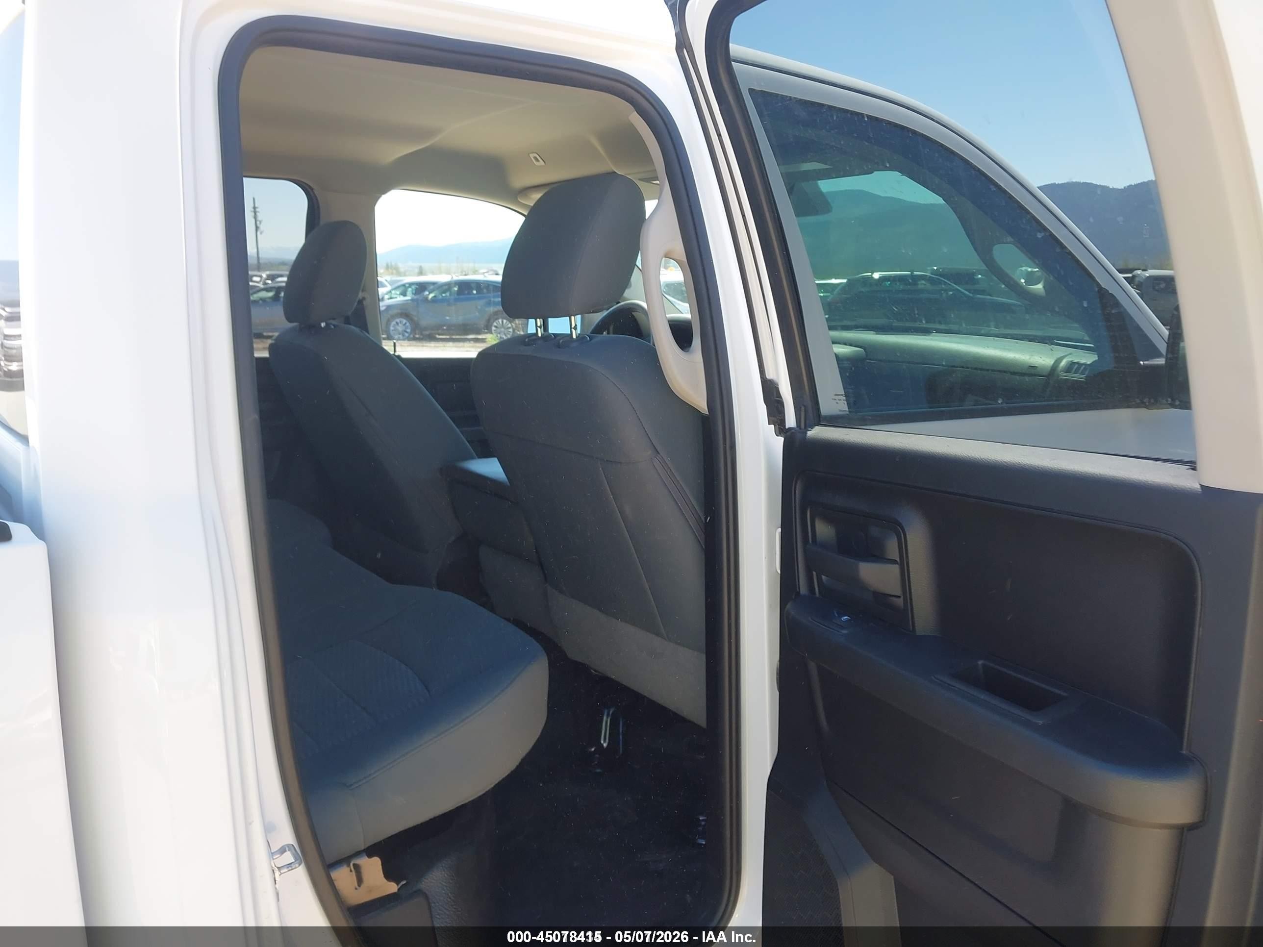 2019 Ram 1500 Classic Tradesman  4x4 6'4 Box White vin: 1C6RR7FG7KS636066