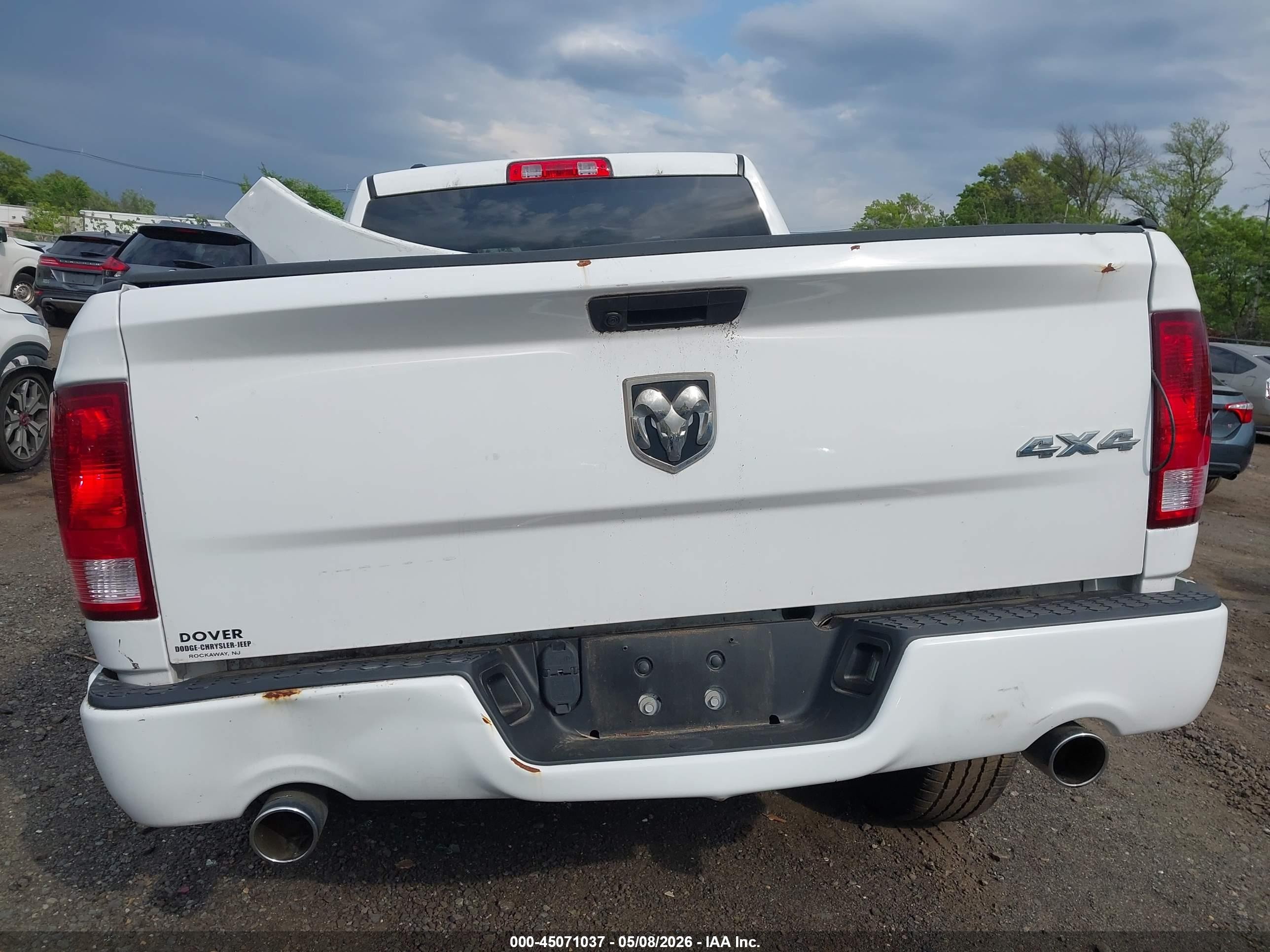 2019 Ram 1500 Classic Express  4x4 6'4 Box Белый vin: 1C6RR7FT0KS646984