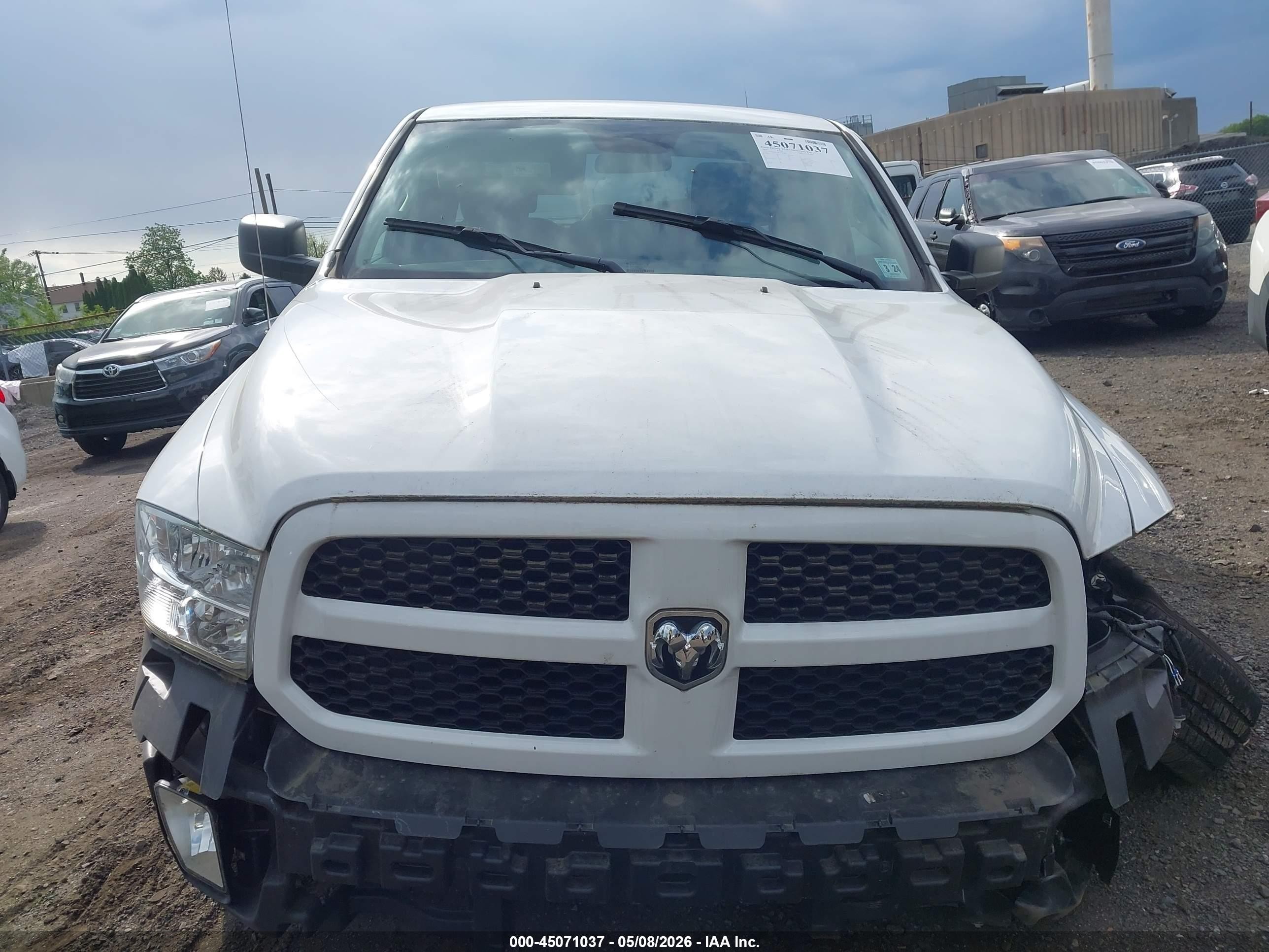 2019 Ram 1500 Classic Express  4x4 6'4 Box Белый vin: 1C6RR7FT0KS646984