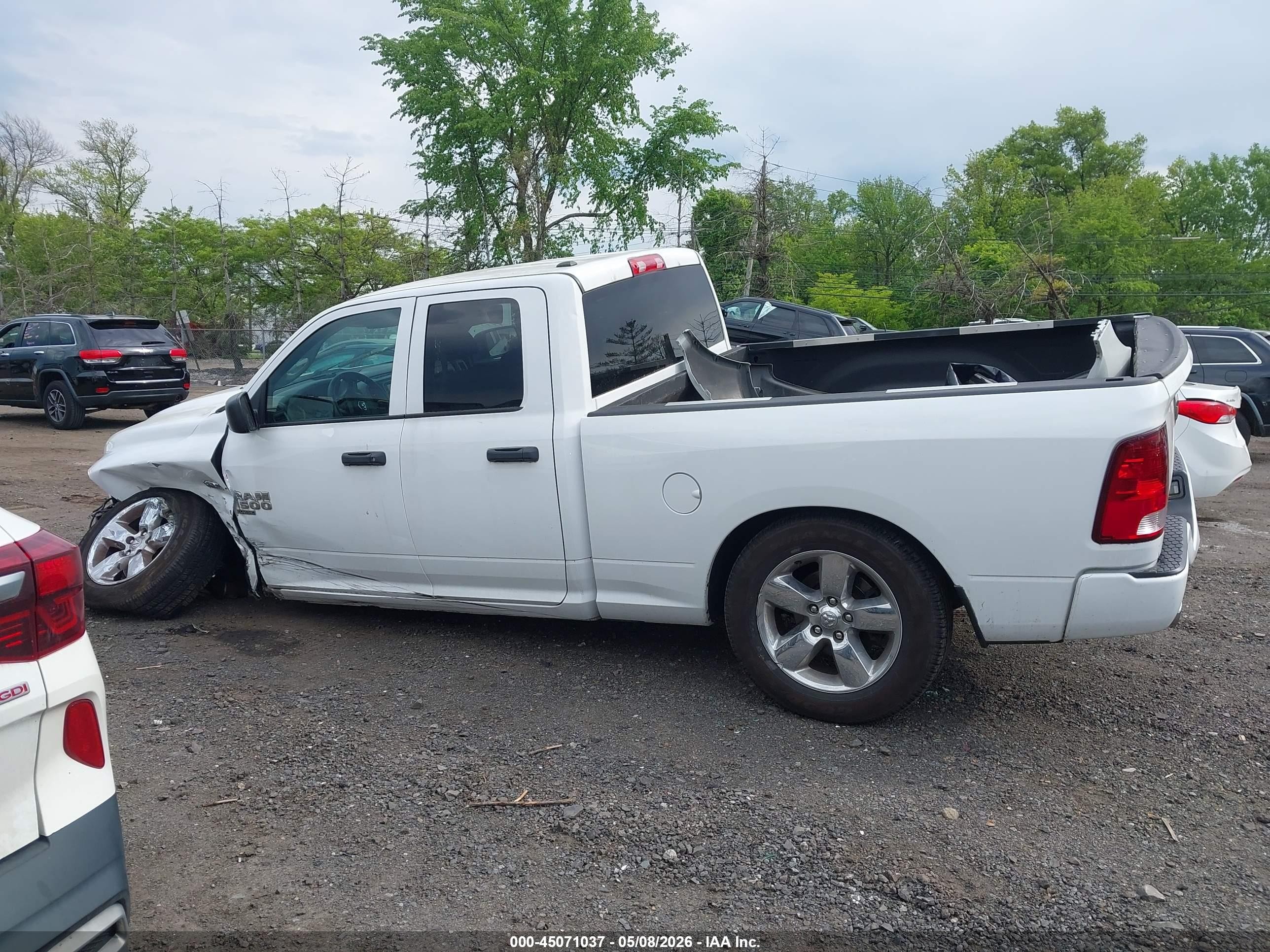 2019 Ram 1500 Classic Express  4x4 6'4 Box Белый vin: 1C6RR7FT0KS646984