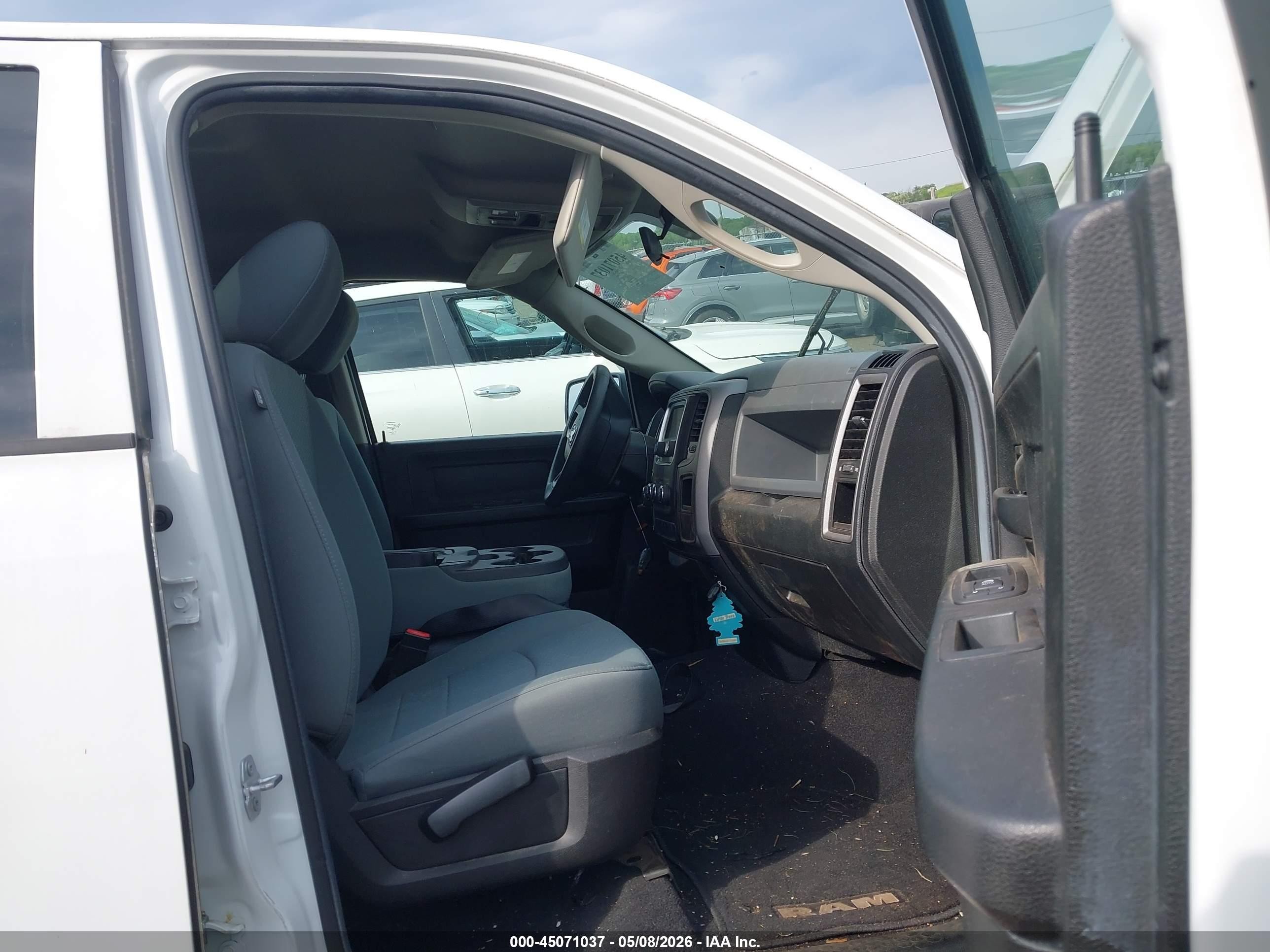2019 Ram 1500 Classic Express  4x4 6'4 Box Белый vin: 1C6RR7FT0KS646984