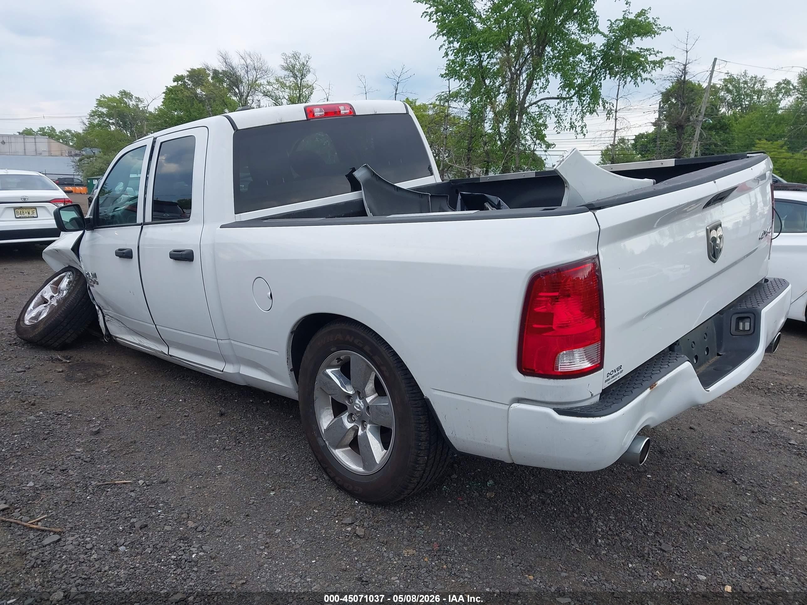2019 Ram 1500 Classic Express  4x4 6'4 Box Белый vin: 1C6RR7FT0KS646984