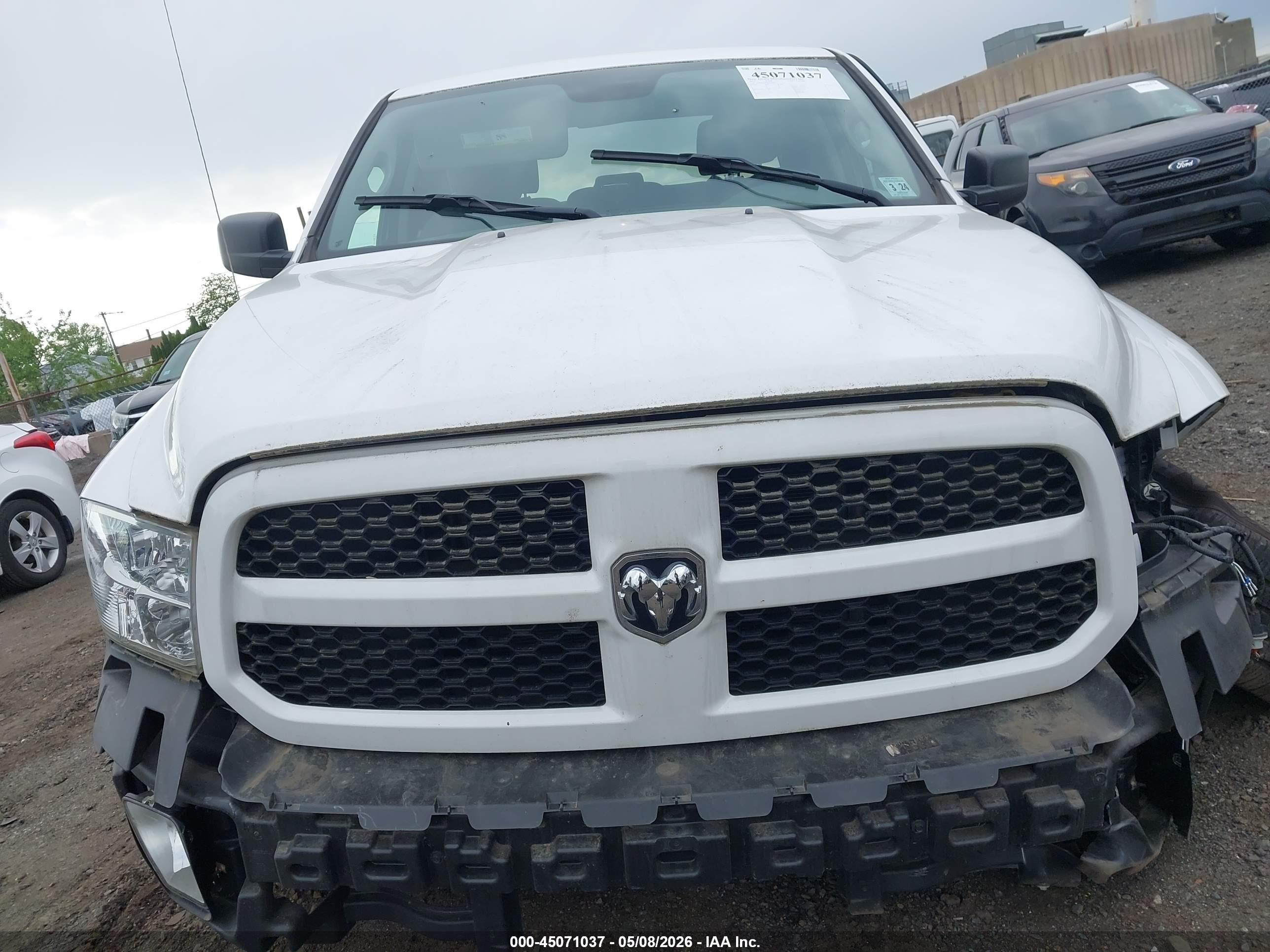 2019 Ram 1500 Classic Express  4x4 6'4 Box Белый vin: 1C6RR7FT0KS646984