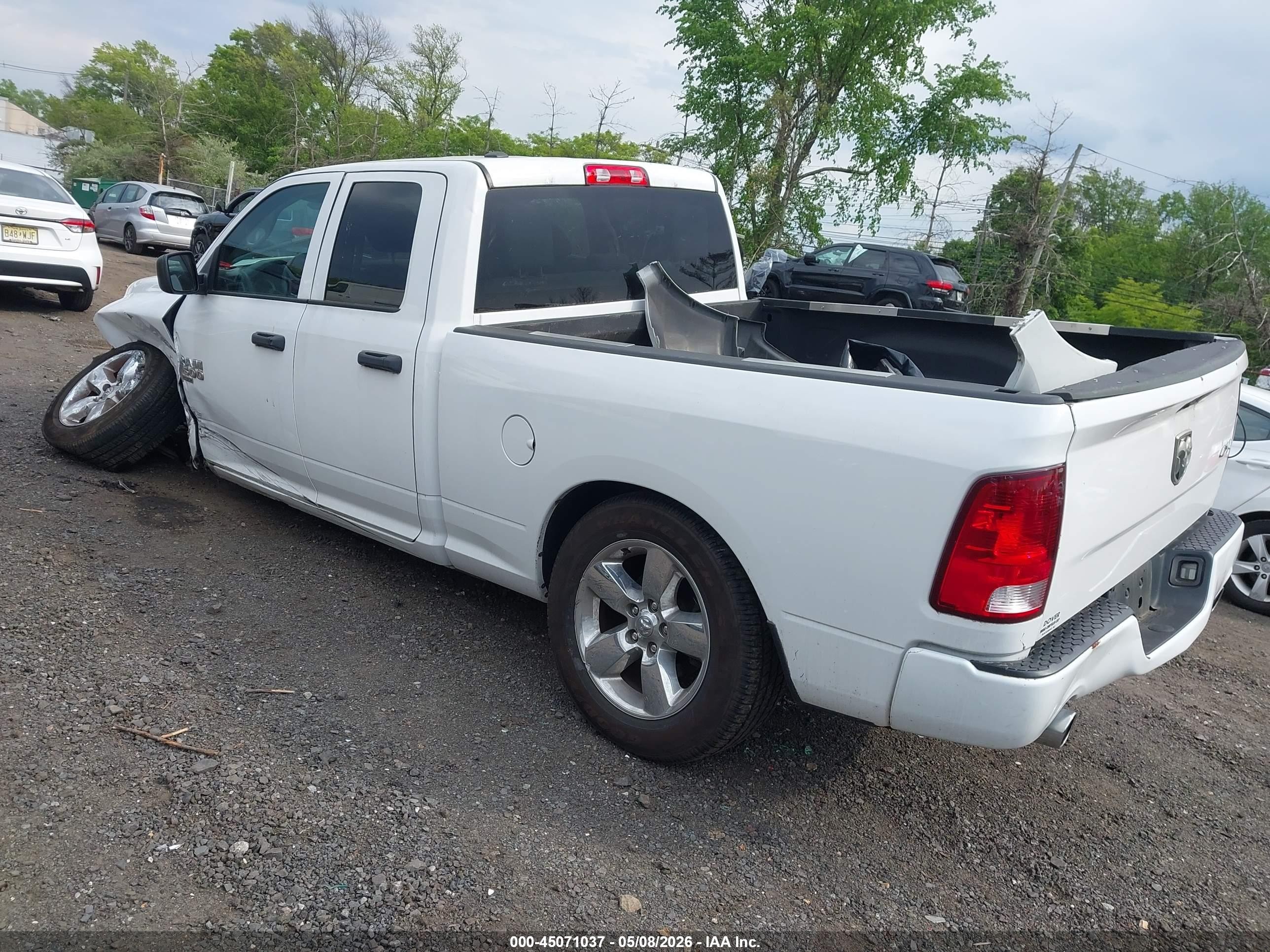 2019 Ram 1500 Classic Express  4x4 6'4 Box Белый vin: 1C6RR7FT0KS646984