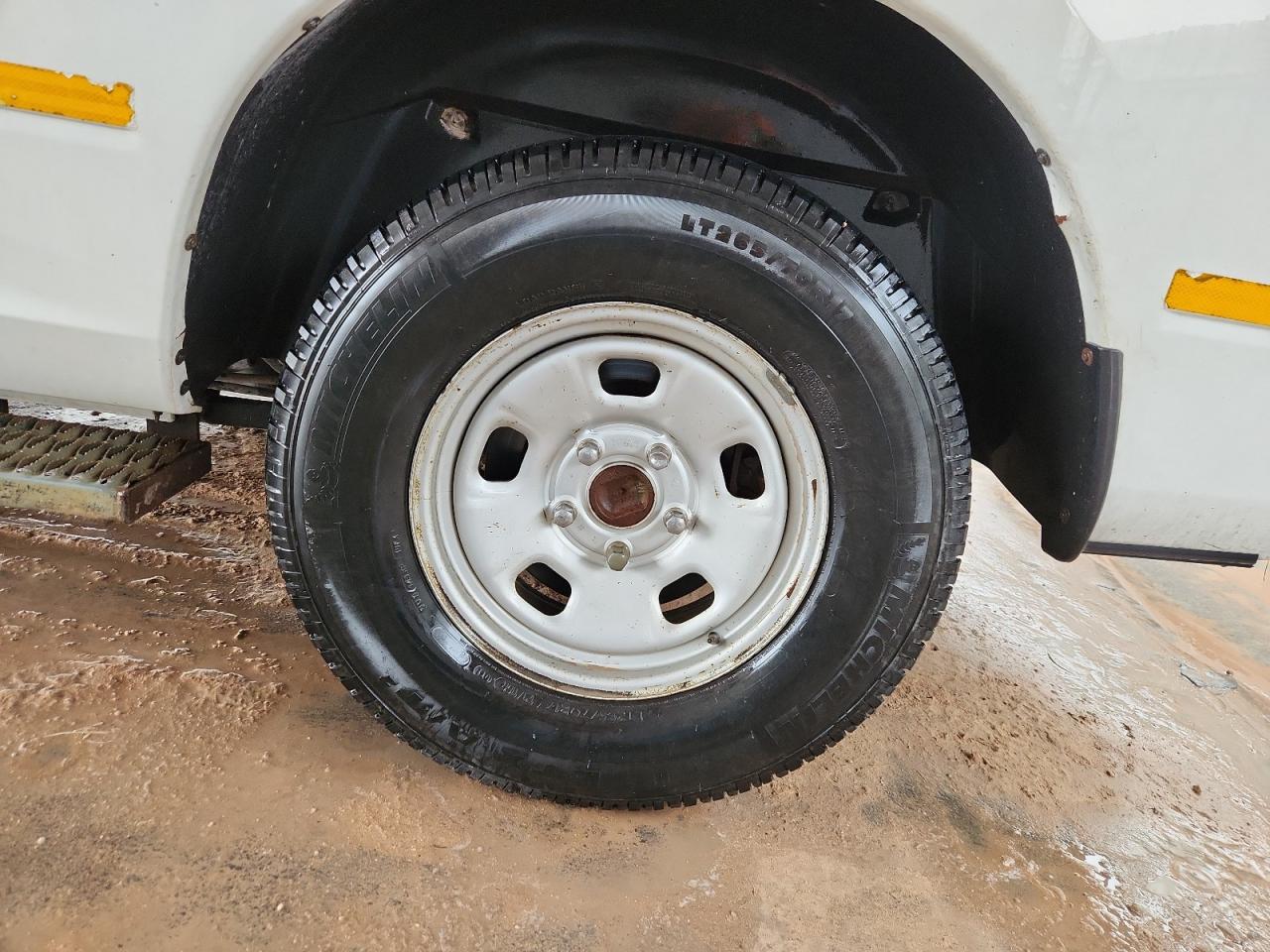 2014 Ram 1500 St White vin: 1C6RR7FTXES323031 Damage: Left Rear Center Cap, Missing, Replacement Required