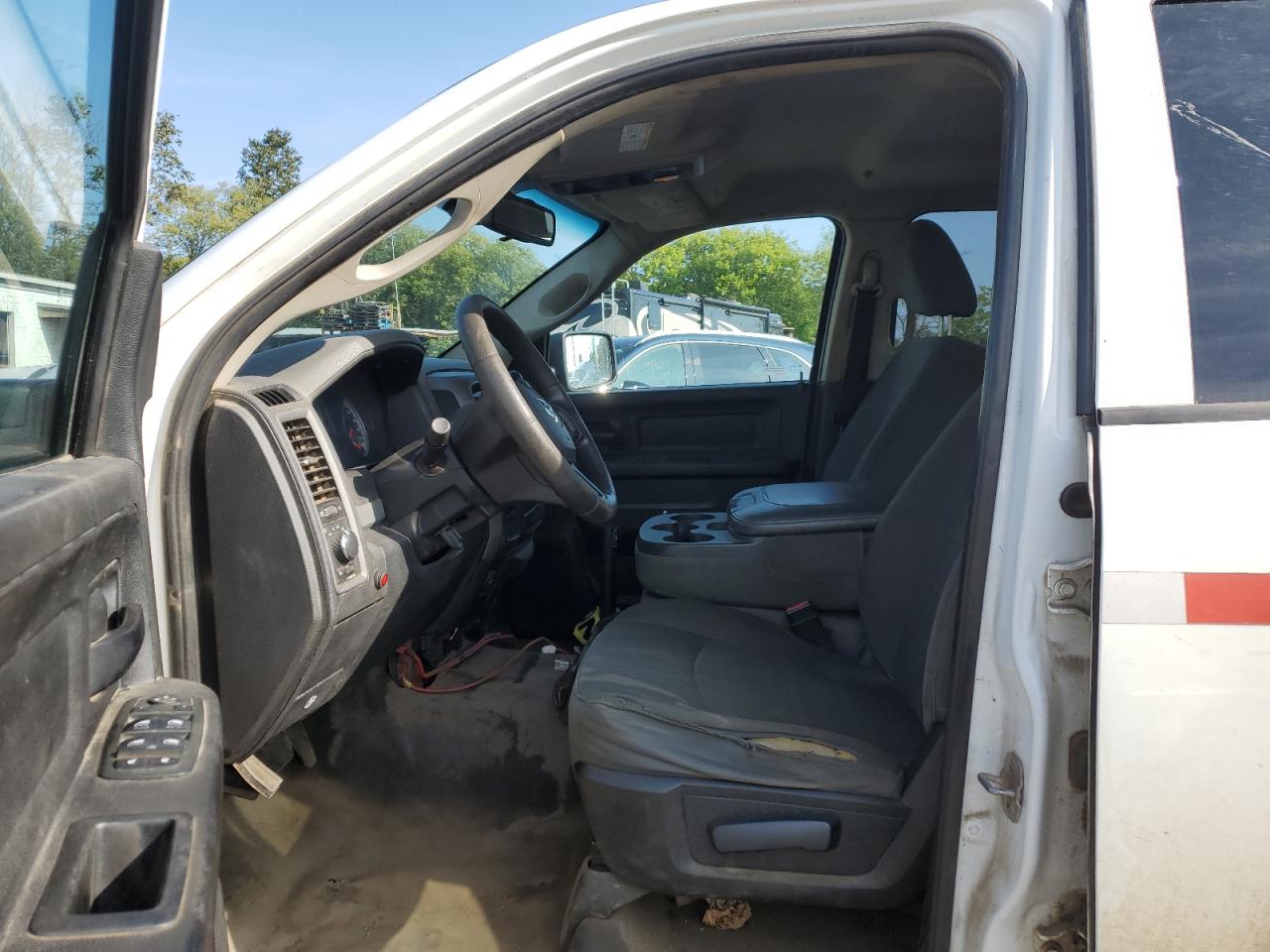 2013 Ram 1500 St Белый vin: 1C6RR7KP2DS632192 Damage: Left Front Seat Cushion, Worn, Replacement Required