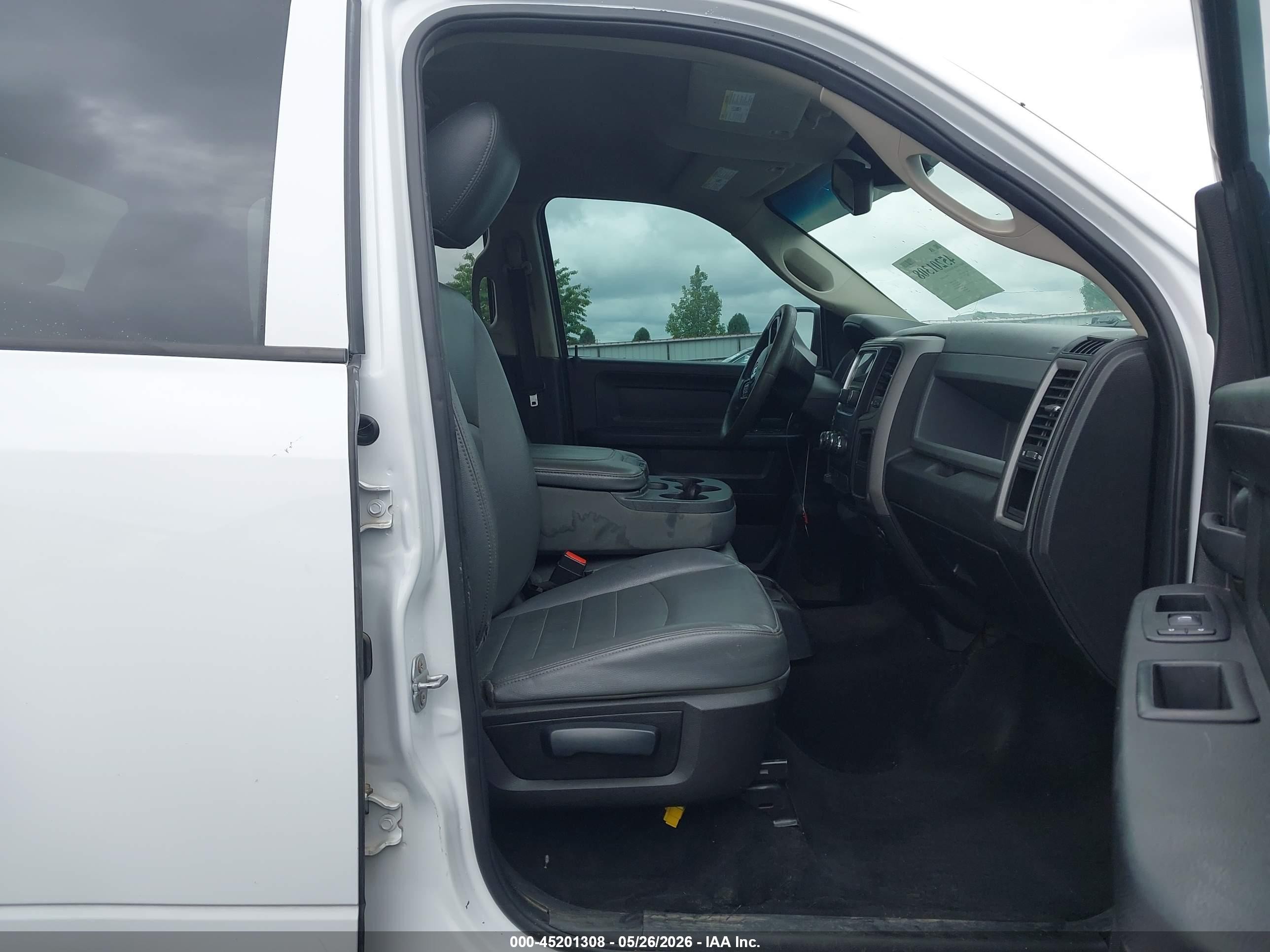 2019 Ram 1500 Classic Tradesman  4x4 5'7 Box Белый vin: 1C6RR7KT8KS632935