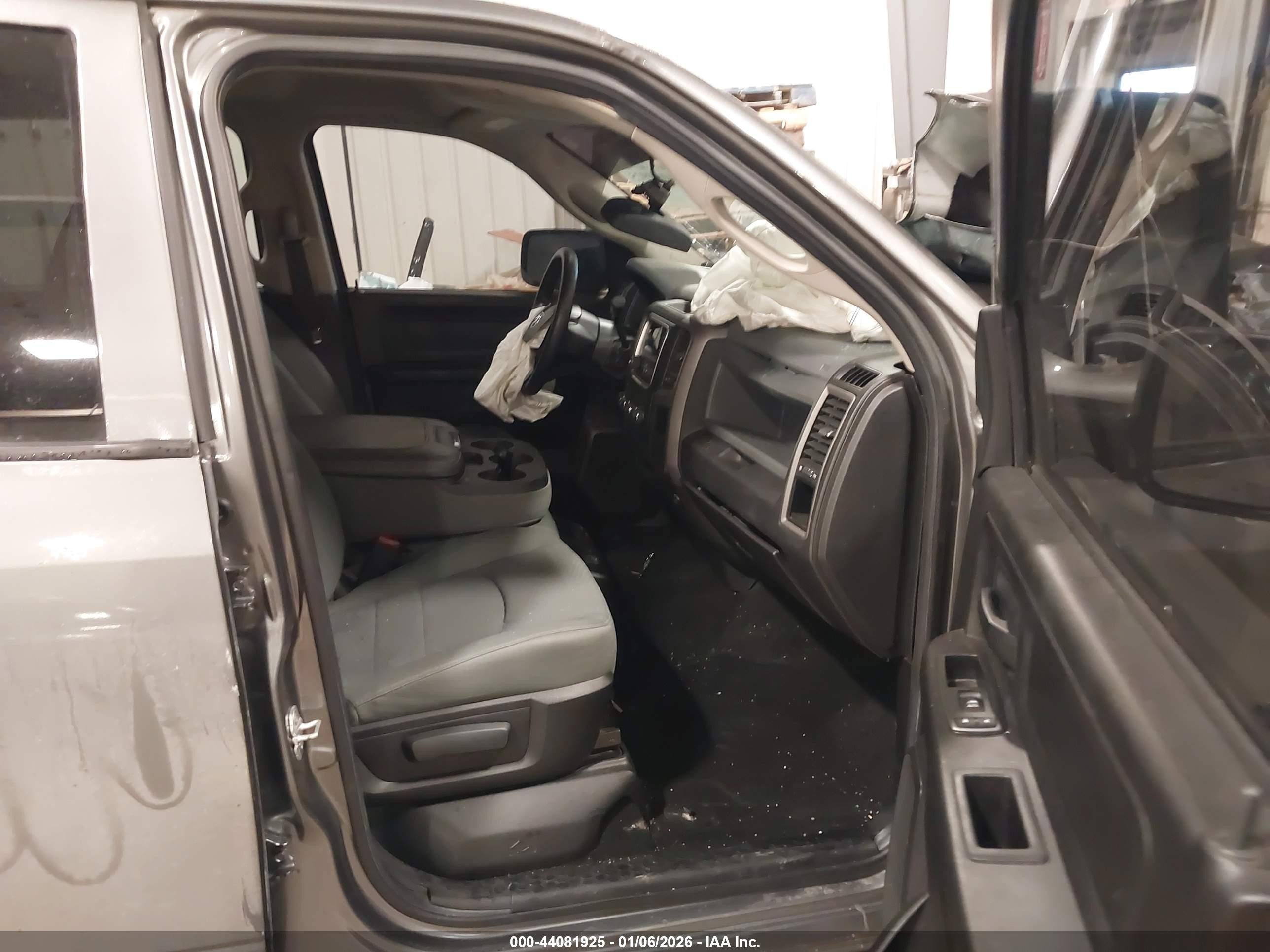 2013 Ram 1500 Express Серебряный vin: 1C6RR7KT9DS682147