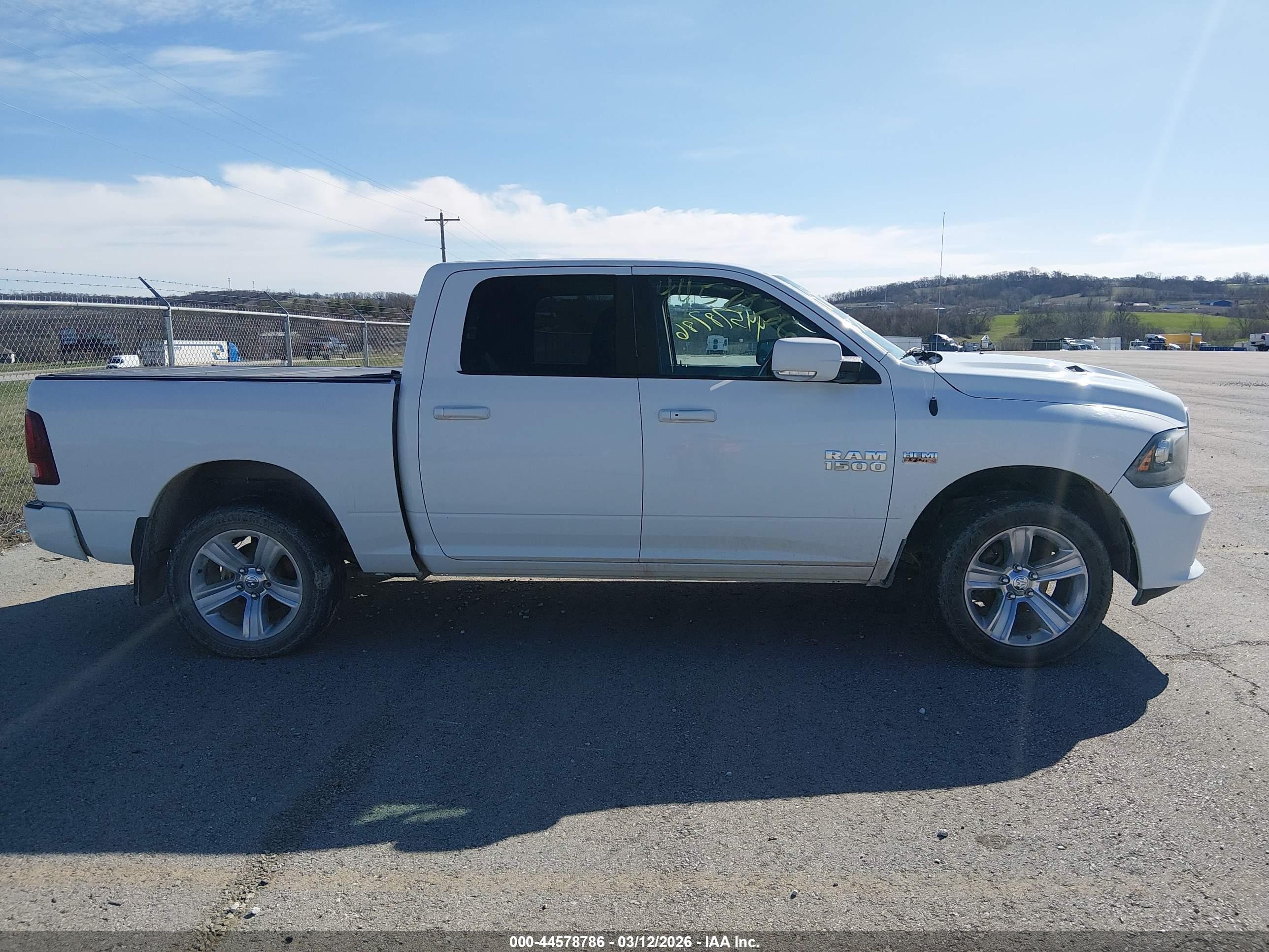 2014 Ram 1500 Sport White vin: 1C6RR7MT3ES461321