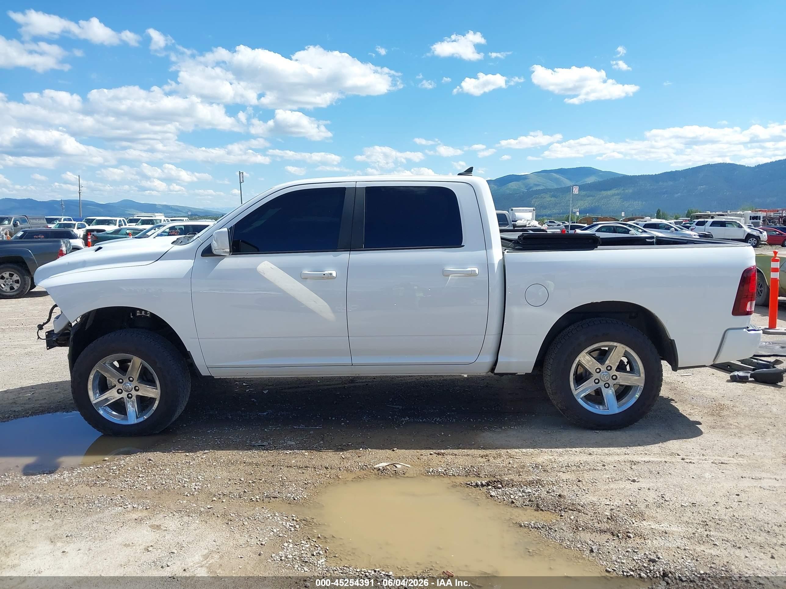 2014 Ram 1500 Sport White vin: 1C6RR7MT8ES110923