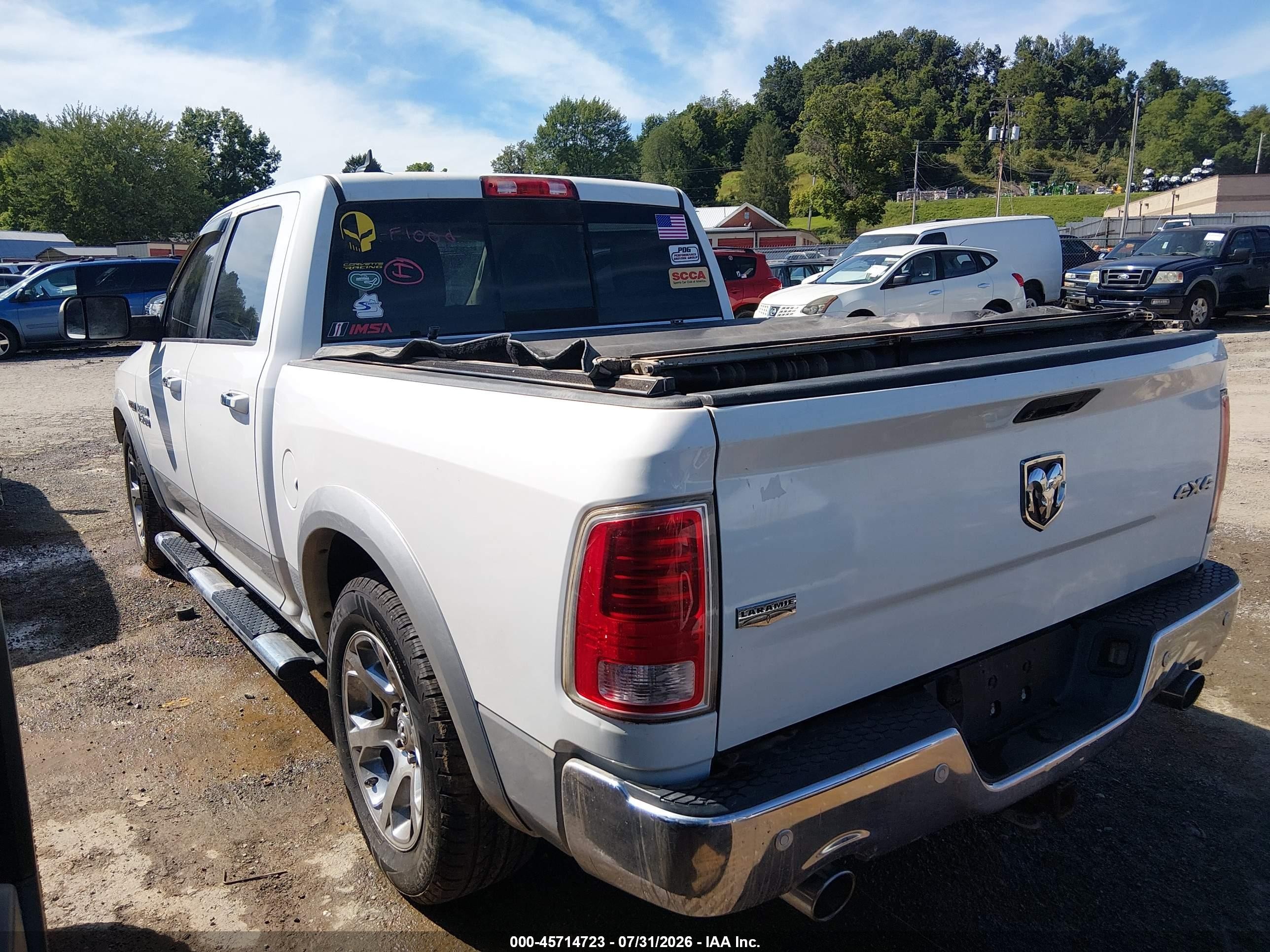 2015 Ram 1500 Laramie White vin: 1C6RR7NM1FS513912