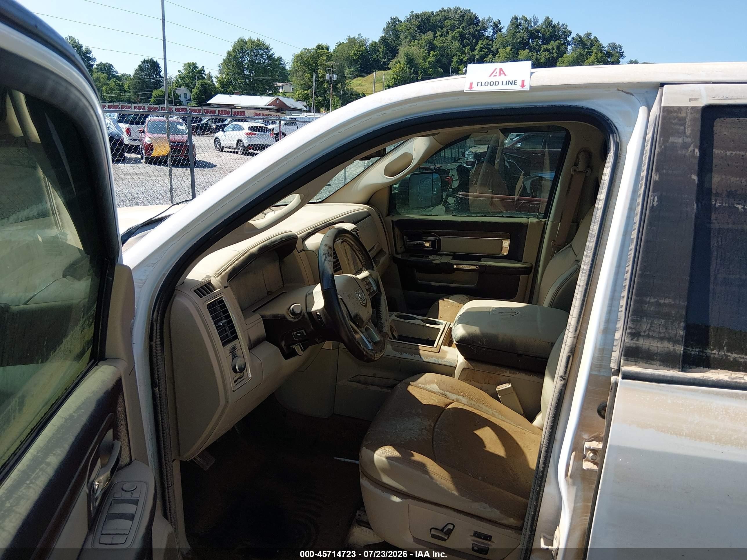 2015 Ram 1500 Laramie White vin: 1C6RR7NM1FS513912