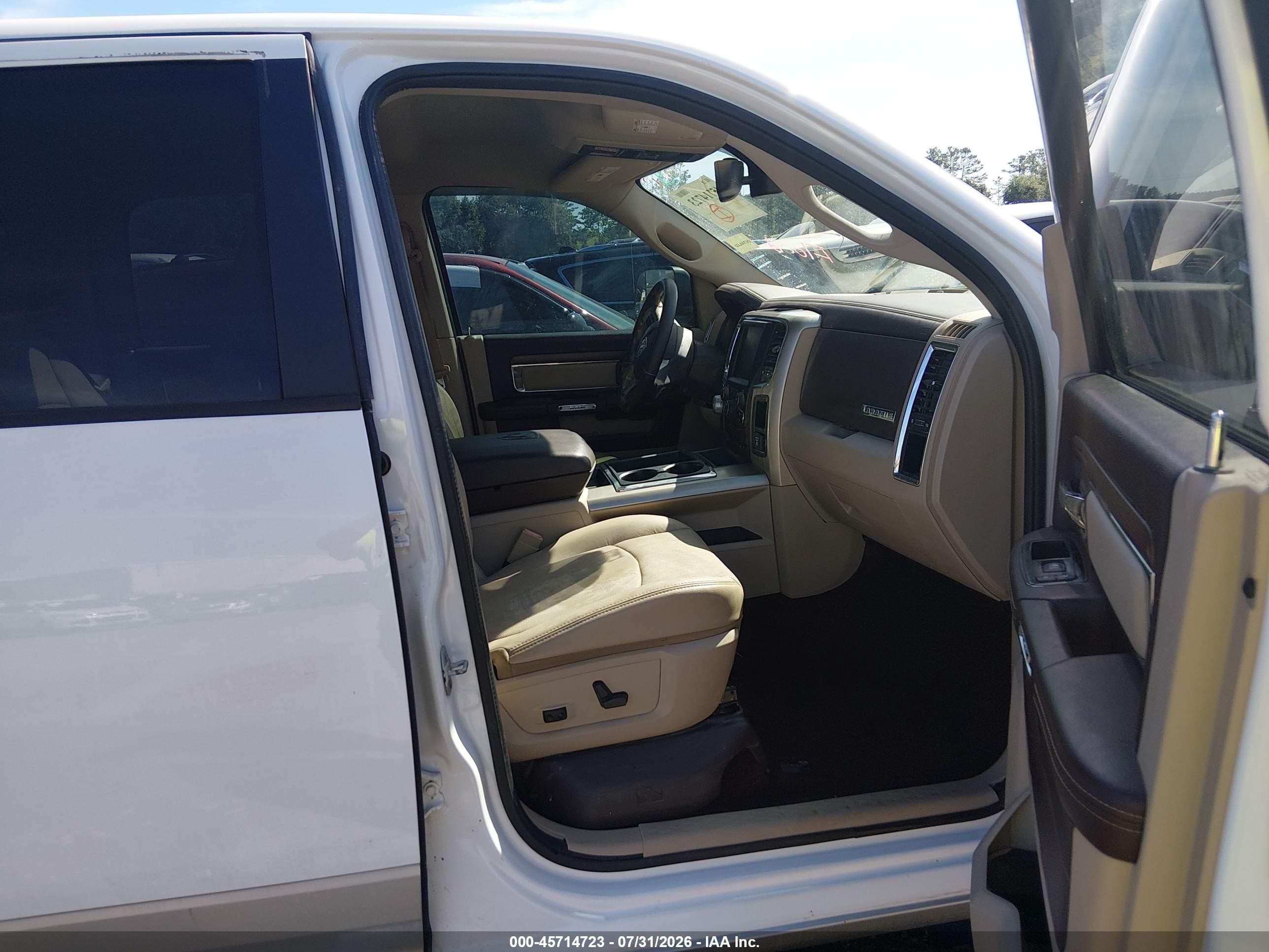 2015 Ram 1500 Laramie White vin: 1C6RR7NM1FS513912