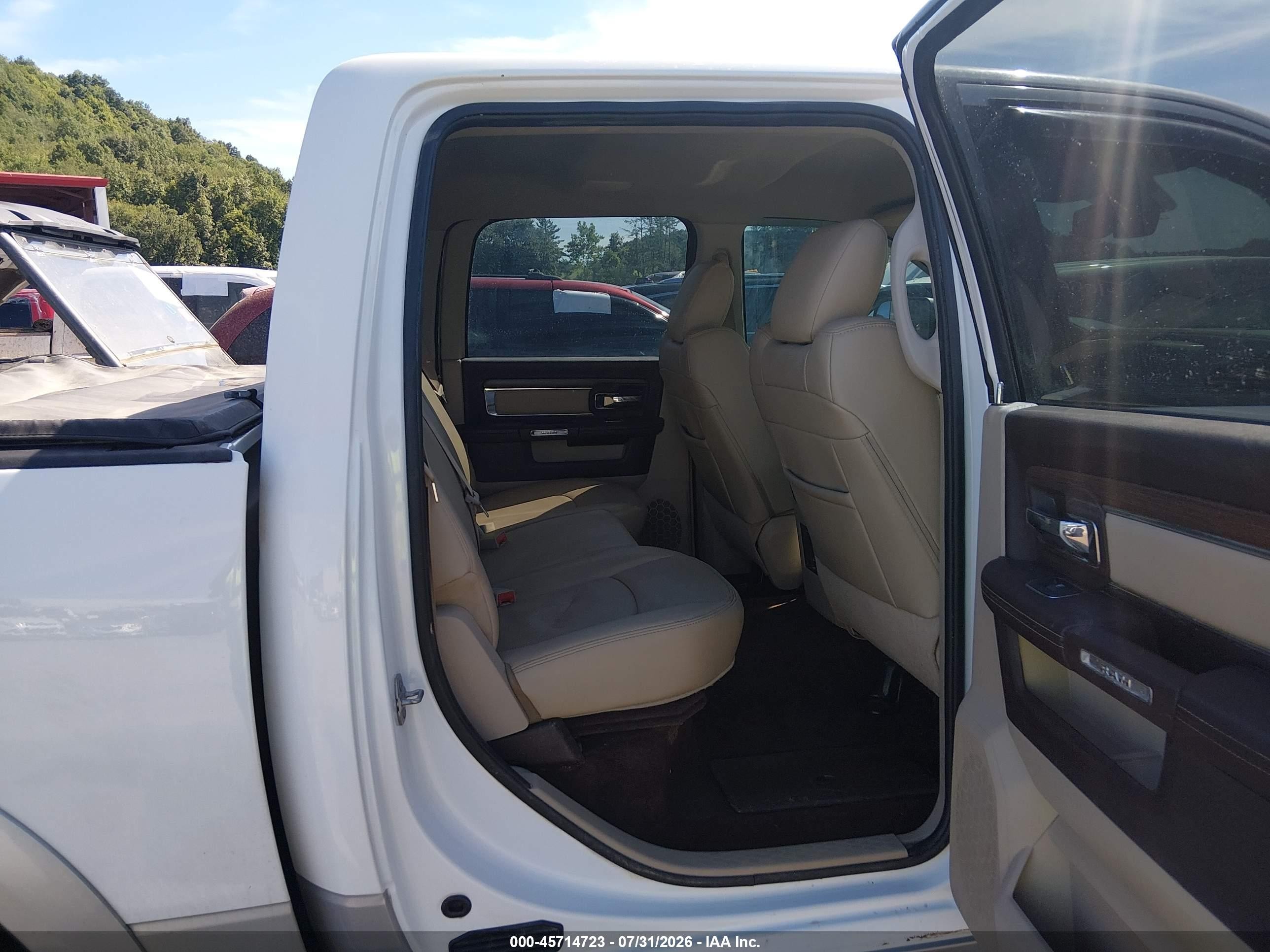 2015 Ram 1500 Laramie White vin: 1C6RR7NM1FS513912