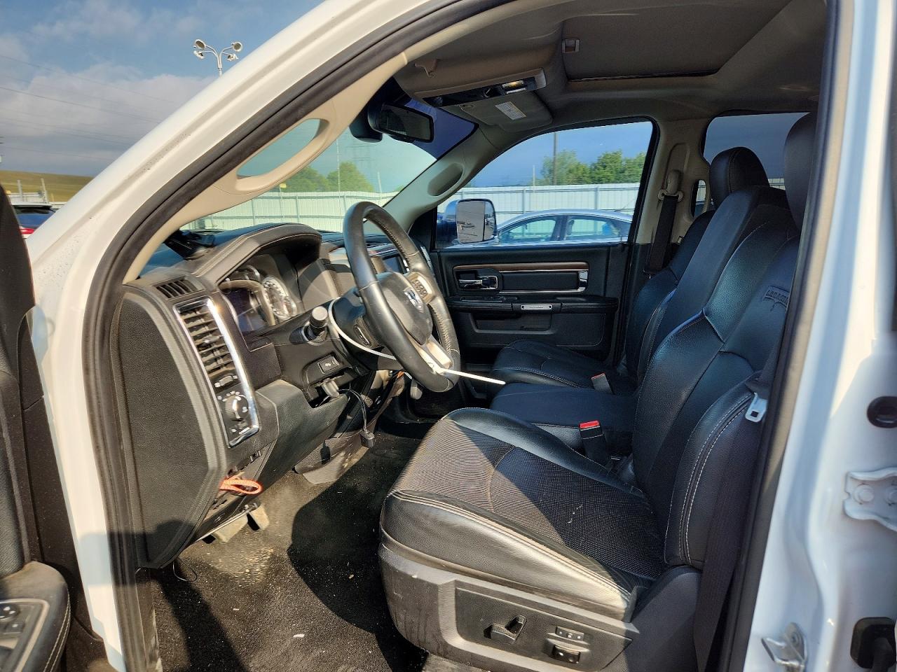 2015 Ram 1500 Laramie White vin: 1C6RR7NM1FS713253