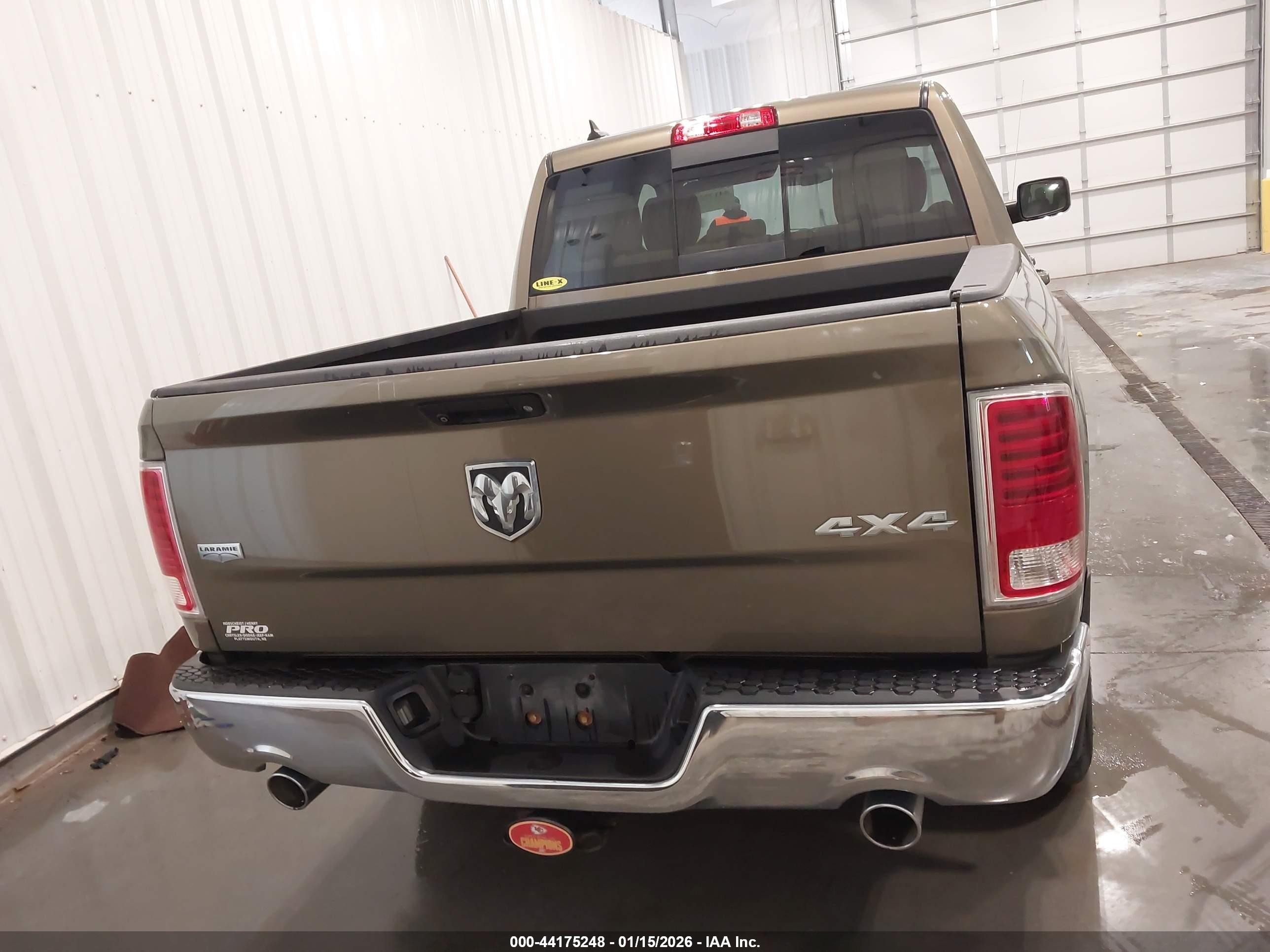 2015 Ram 1500 Laramie Green vin: 1C6RR7NM2FS562911